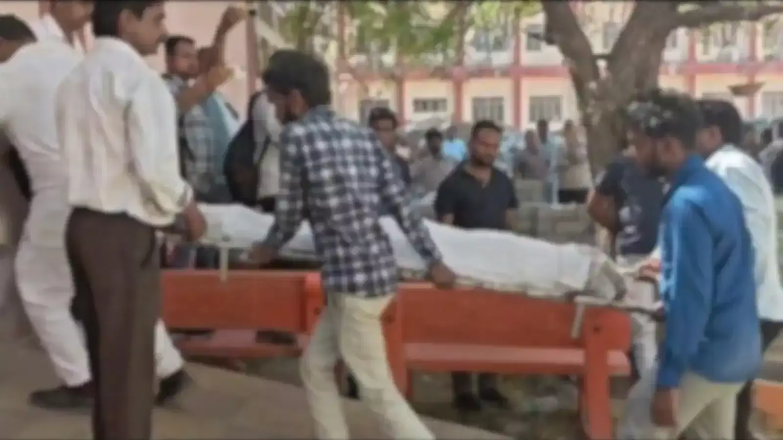 भीलवाड़ा में राजीव गांधी ऑडिटोरियम के पास सड़क दुर्घटना के बाद खड़ा अनियंत्रित ट्रैक्टर और पुलिस जांच।