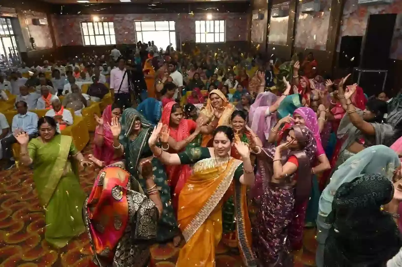 गंगापुर सिटी के विजय पैलेस में विप्र फाउंडेशन के होली मिलन समारोह में उपस्थित ब्राह्मण समाज के लोग। गंगापुर सिटी के विजय पैलेस में विप्र फाउंडेशन के होली मिलन समारोह में उपस्थित ब्राह्मण समाज के लोग।