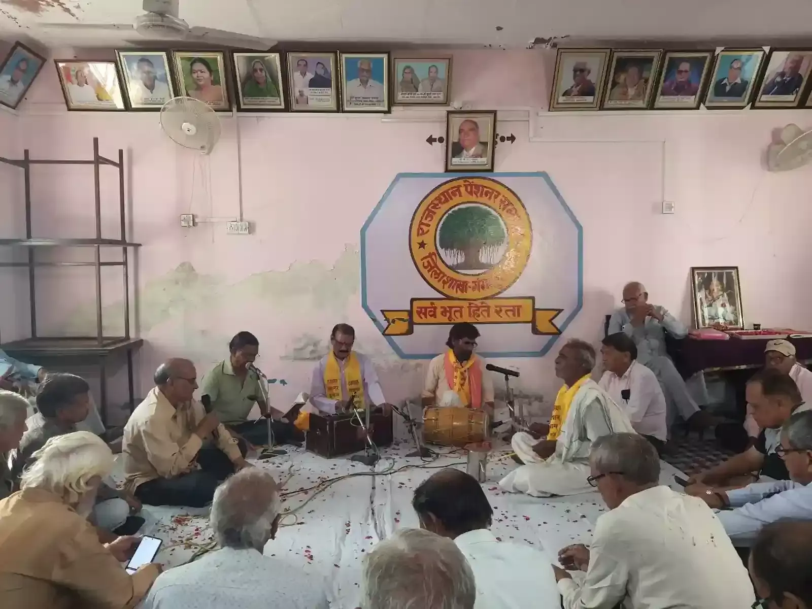 गंगापुर सिटी में पेंशनर समाज के सदस्य होली मिलन समारोह के दौरान एक दूसरे को गुलाल लगा रहे हैं। गंगापुर सिटी में पेंशनर समाज के सदस्य होली मिलन समारोह के दौरान एक दूसरे को गुलाल लगा रहे हैं।