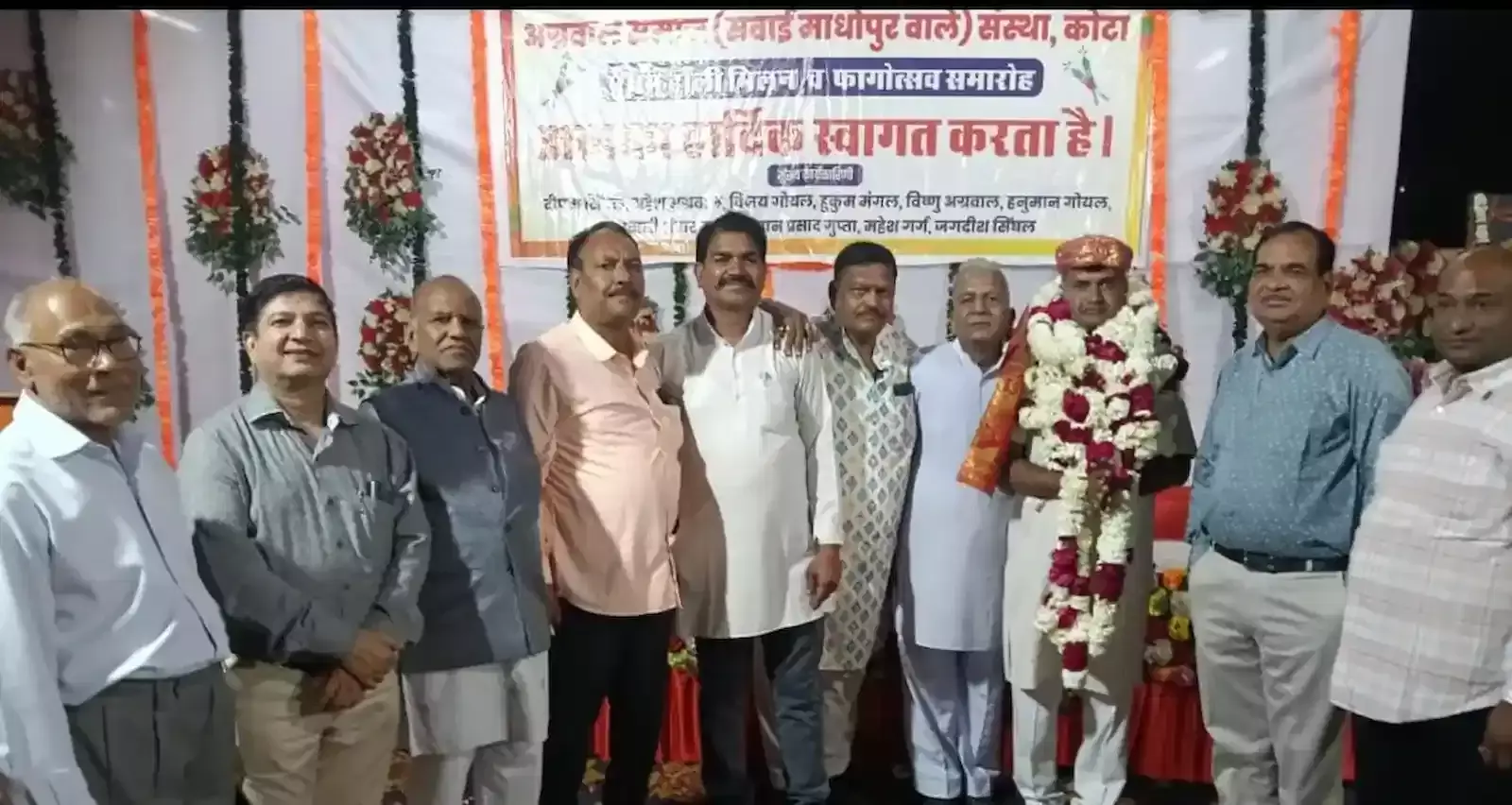 कोटा के आईएल मंदिर प्रांगण में फूलों की होली खेलते अग्रवाल समाज के लोग और नवनिर्वाचित अध्यक्ष दीपक कुमार सिंघल। कोटा के आईएल मंदिर प्रांगण में फूलों की होली खेलते अग्रवाल समाज के लोग और नवनिर्वाचित अध्यक्ष दीपक कुमार सिंघल।