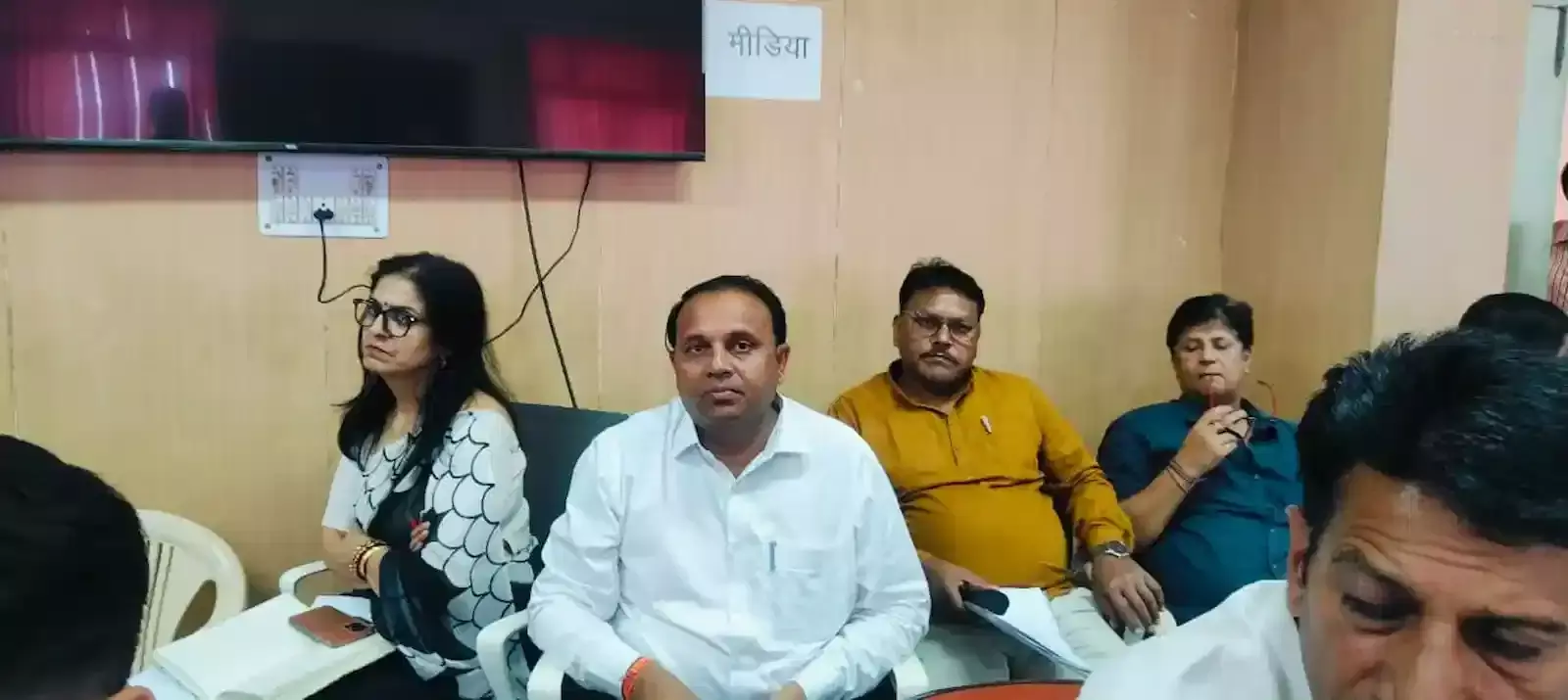 जयपुर शिक्षा संकुल में शिक्षा मंत्री मदन दिलावर और शिक्षक संगठनों के बीच शैक्षणिक मुद्दों पर वार्ता होती हुई। जयपुर शिक्षा संकुल में शिक्षा मंत्री मदन दिलावर और शिक्षक संगठनों के बीच शैक्षणिक मुद्दों पर वार्ता होती हुई।