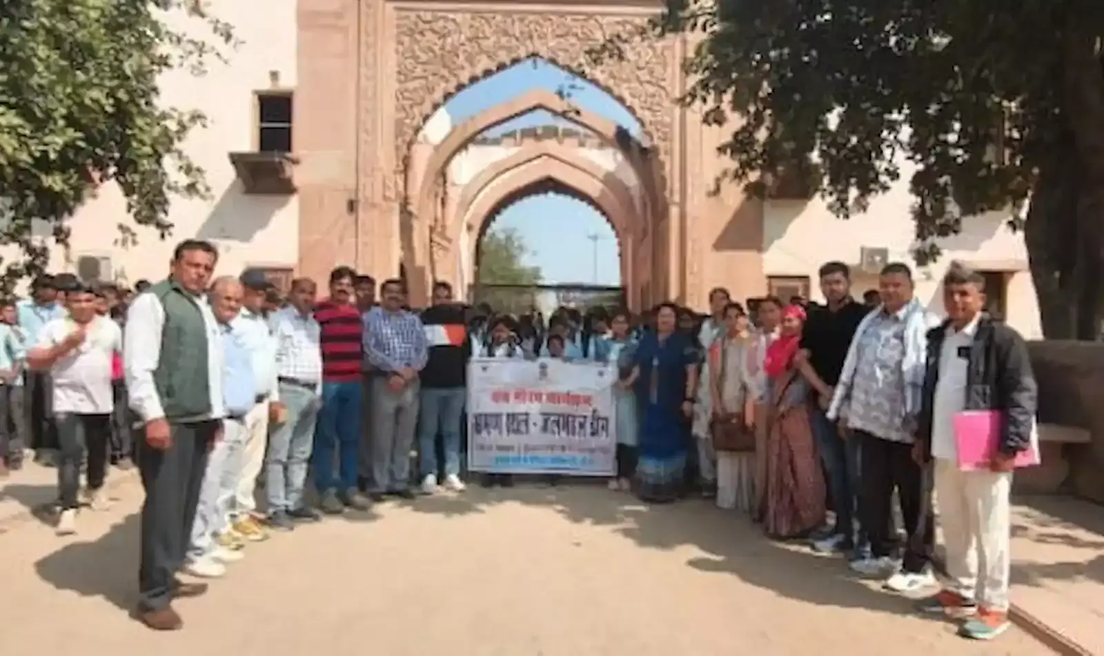 डीग के ऐतिहासिक जलमहल परिसर में स्थापत्य कला का अवलोकन करते स्कूली विद्यार्थी और साथ में मौजूद शिक्षा विभाग के अधिकारी।