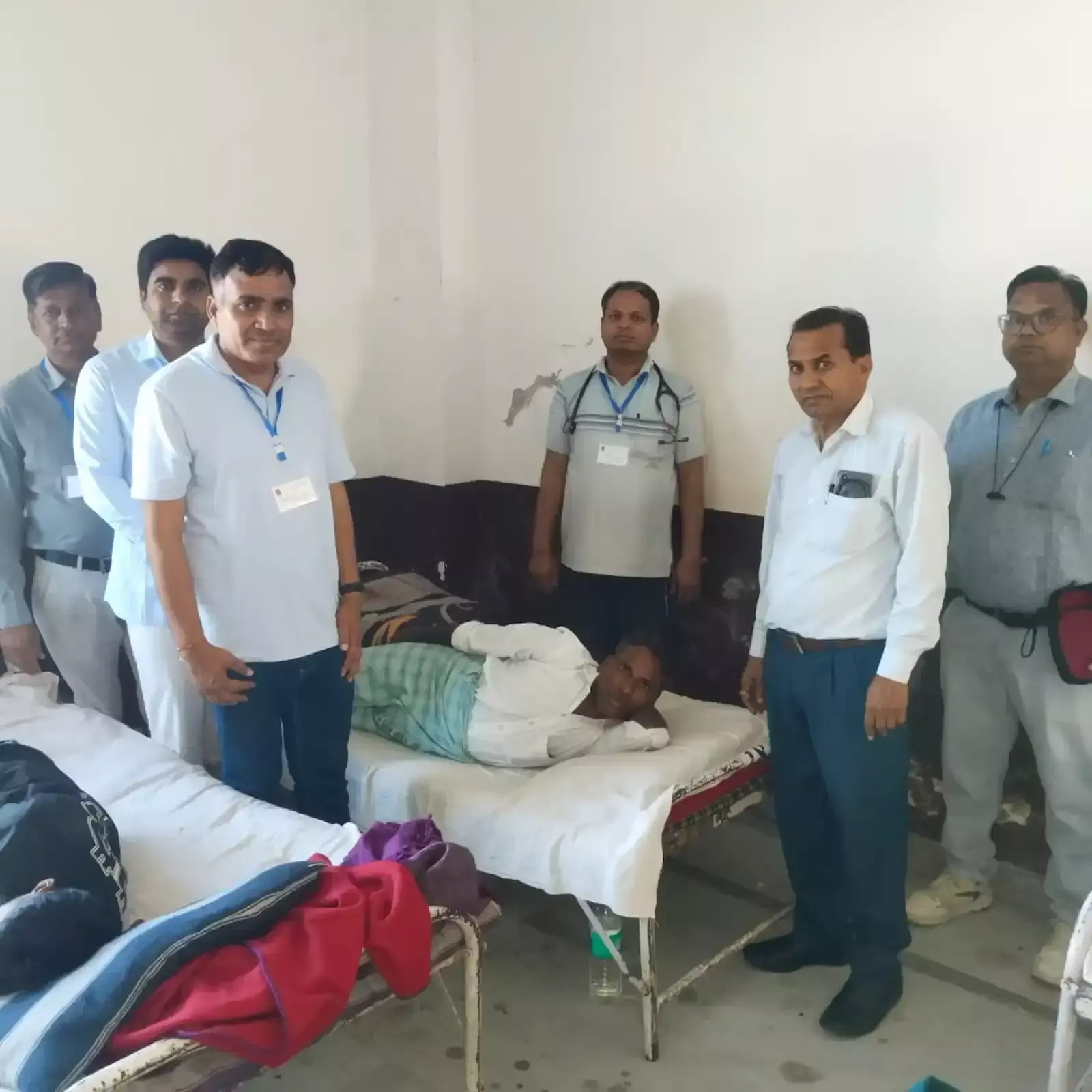 चौथ का बरवाड़ा में आयुर्वेद शल्य चिकित्सा शिविर का निरीक्षण करते उपनिदेशक डॉ. भीमसिंह मीना। चौथ का बरवाड़ा में आयुर्वेद शल्य चिकित्सा शिविर का निरीक्षण करते उपनिदेशक डॉ. भीमसिंह मीना।