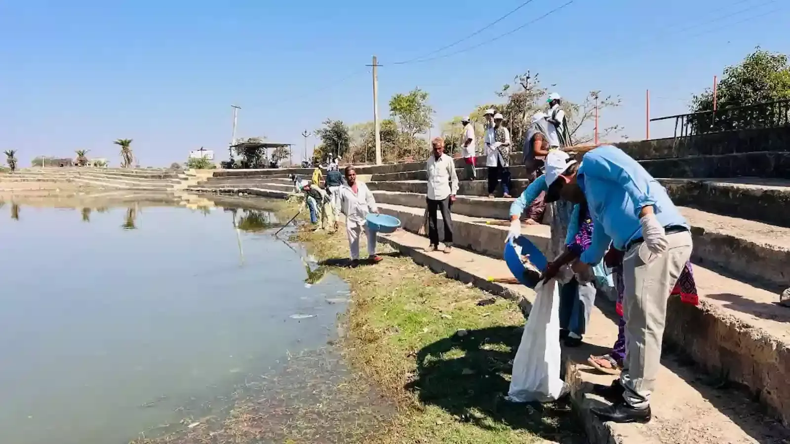 प्रतापगढ़ के गुप्त गंगा महादेव परिसर में विभिन्न संस्थाओं के प्रतिनिधि और ग्रामीण जल स्रोत की सफाई करते हुए। प्रतापगढ़ के गुप्त गंगा महादेव परिसर में विभिन्न संस्थाओं के प्रतिनिधि और ग्रामीण जल स्रोत की सफाई करते हुए।