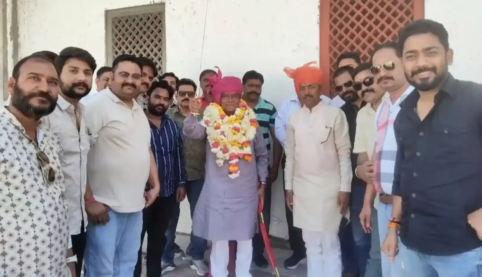 बारां के राजपूत छात्रावास में भाजपा नेता अजीत सिंह माथनी का स्वागत करते समाज के लोग और पदाधिकारी। बारां के राजपूत छात्रावास में भाजपा नेता अजीत सिंह माथनी का स्वागत करते समाज के लोग और पदाधिकारी।