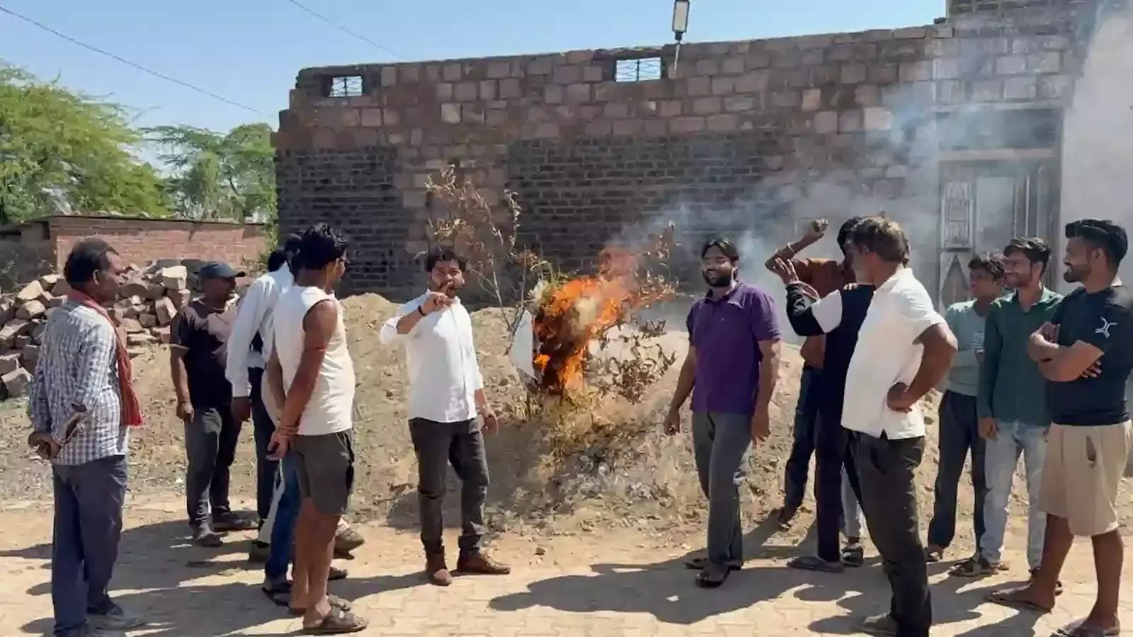 बारां के कवाई में अडानी पावर प्लांट के विरोध में कागज पर हस्ताक्षर करते हुए ग्रामीण। बारां के कवाई में अडानी पावर प्लांट के विरोध में कागज पर हस्ताक्षर करते हुए ग्रामीण।