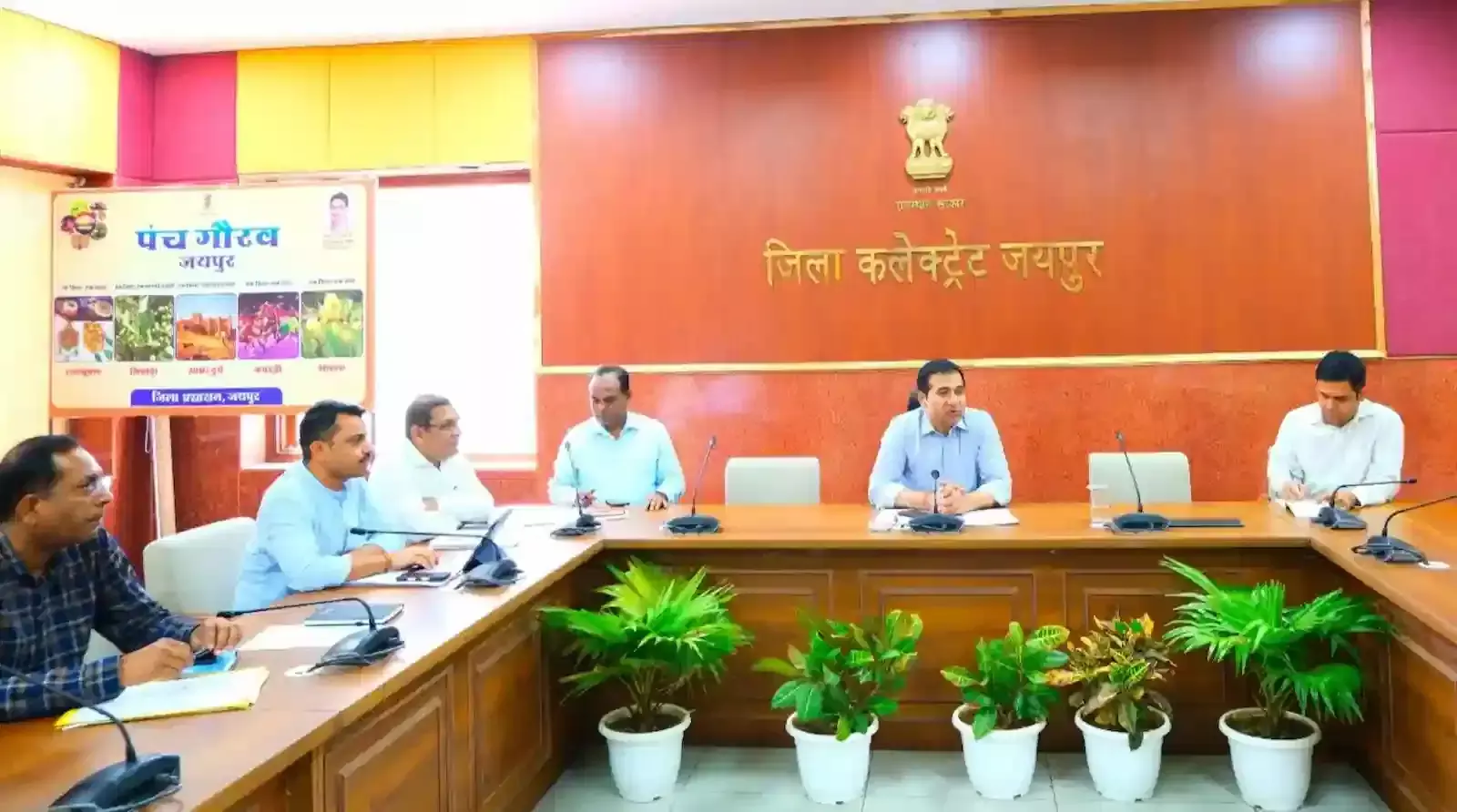 जयपुर कलेक्ट्रेट सभागार में पेयजल आपूर्ति की समीक्षा बैठक की अध्यक्षता करते जिला कलक्टर डॉ. जितेन्द्र कुमार सोनी और उपस्थित अधिकारी। जयपुर कलेक्ट्रेट सभागार में पेयजल आपूर्ति की समीक्षा बैठक की अध्यक्षता करते जिला कलक्टर डॉ. जितेन्द्र कुमार सोनी और उपस्थित अधिकारी।