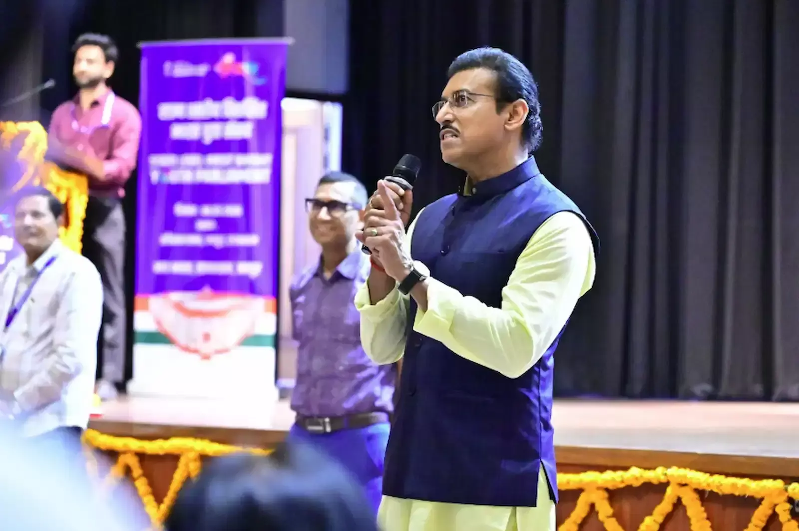 जयपुर के कॉन्स्टिट्यूशन क्लब में विकसित भारत युवा संसद कार्यक्रम के दौरान संवाद करते अतिथि और युवा।