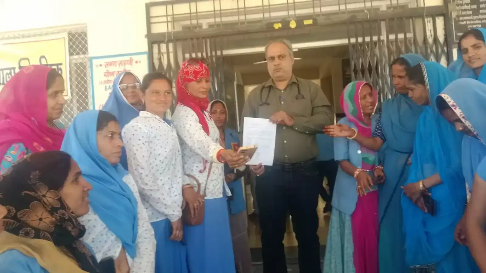 पारसोली सामुदायिक स्वास्थ्य केंद्र पर एकत्रित होकर अपनी मांगों का ज्ञापन सौंपतीं आशा कार्यकर्ता और आशा सहयोगिनियां। पारसोली सामुदायिक स्वास्थ्य केंद्र पर एकत्रित होकर अपनी मांगों का ज्ञापन सौंपतीं आशा कार्यकर्ता और आशा सहयोगिनियां।