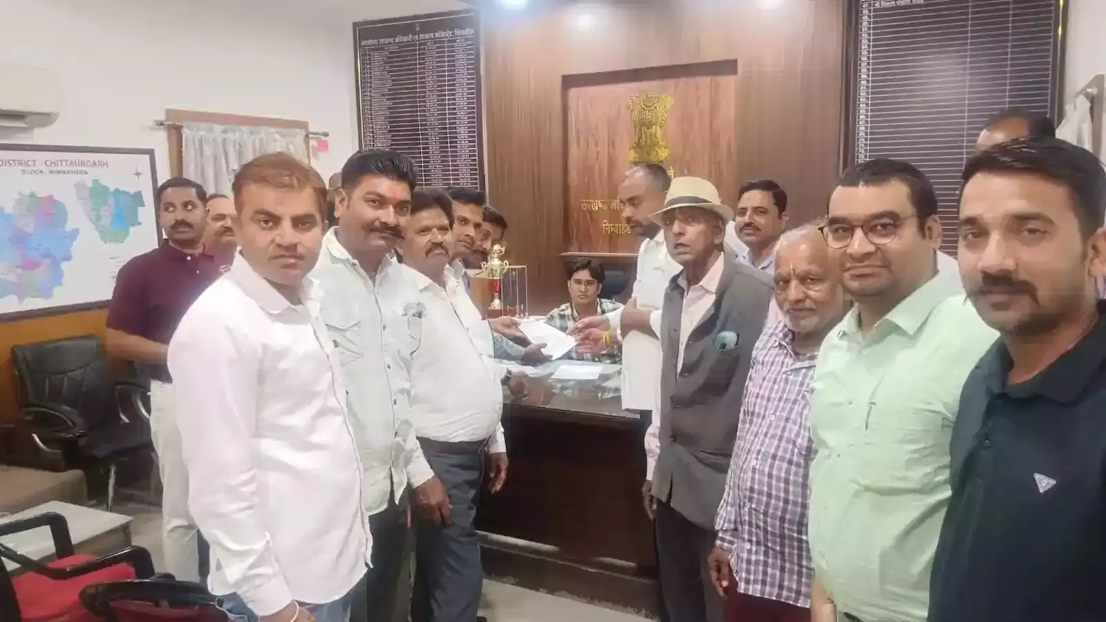 निंबाहेड़ा उपखंड कार्यालय में श्री प्रताप फाउंडेशन के सदस्य मुख्यमंत्री के नाम ज्ञापन सौंपते हुए। निंबाहेड़ा उपखंड कार्यालय में श्री प्रताप फाउंडेशन के सदस्य मुख्यमंत्री के नाम ज्ञापन सौंपते हुए।