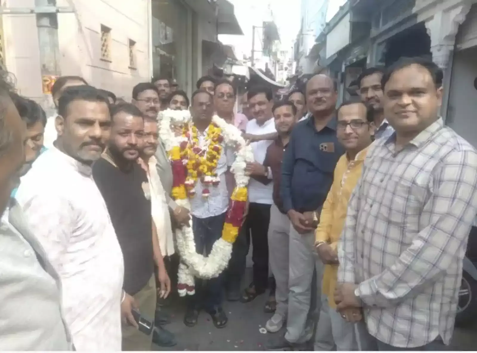 बारां के चतुर्भुज नाथ मंदिर में सर्राफा संस्थान के व्यापारी होली मिलन समारोह के दौरान उत्सव मनाते हुए। बारां के चतुर्भुज नाथ मंदिर में सर्राफा संस्थान के व्यापारी होली मिलन समारोह के दौरान उत्सव मनाते हुए।