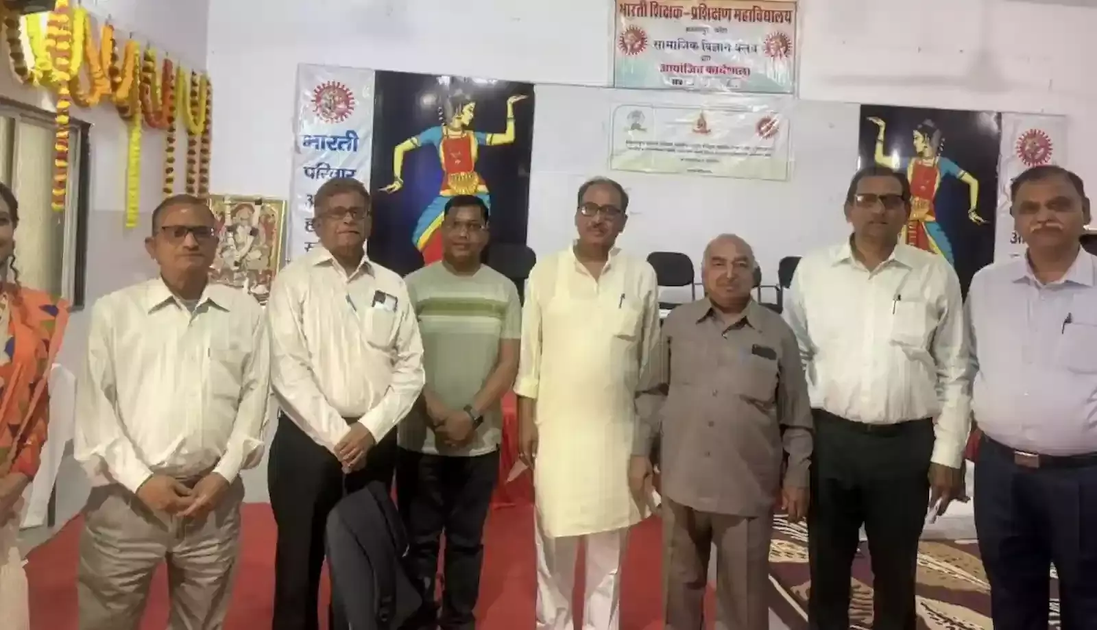 बारां के महाविद्यालय में आयोजित इतिहास संकलन समिति के व्याख्यान कार्यक्रम में मंचासीन अतिथि और वक्तागण। बारां के महाविद्यालय में आयोजित इतिहास संकलन समिति के व्याख्यान कार्यक्रम में मंचासीन अतिथि और वक्तागण।