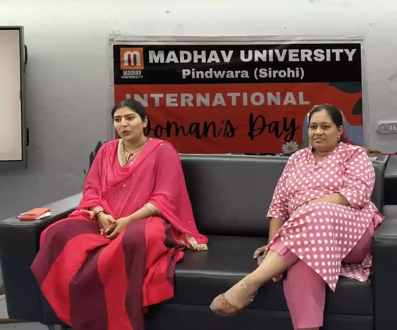 माधव विश्वविद्यालय सिरोही में अंतर्राष्ट्रीय महिला दिवस पर दीप प्रज्जवलित करतीं डॉ. भारती देसाई और महिला प्रतिभागी। माधव विश्वविद्यालय सिरोही में अंतर्राष्ट्रीय महिला दिवस पर दीप प्रज्जवलित करतीं डॉ. भारती देसाई और महिला प्रतिभागी।
