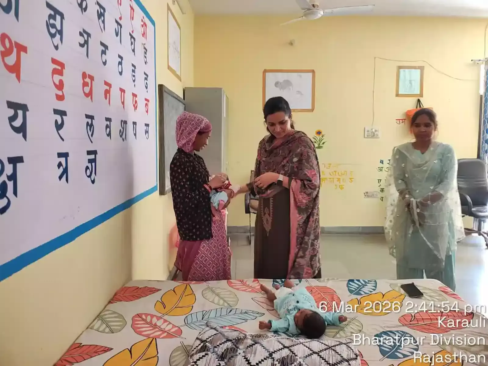करौली में राजकीय किशोर गृह का निरीक्षण करतीं जिला विधिक सेवा प्राधिकरण की सचिव ममता चौधरी। करौली में राजकीय किशोर गृह का निरीक्षण करतीं जिला विधिक सेवा प्राधिकरण की सचिव ममता चौधरी।