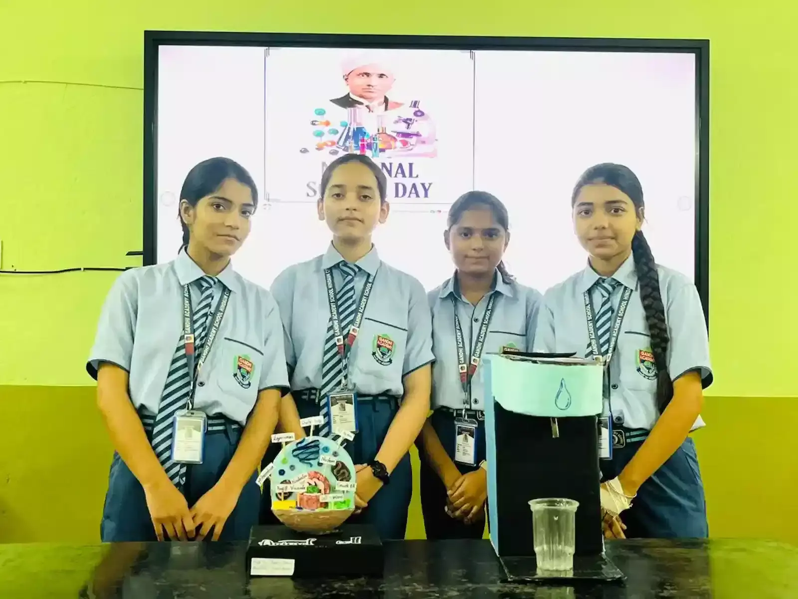 गांधी एकेडमी स्कूल हिंडौन सिटी में विज्ञान मेले के दौरान वर्किंग मॉडल प्रदर्शित करते हुए विद्यार्थी। गांधी एकेडमी स्कूल हिंडौन सिटी में विज्ञान मेले के दौरान वर्किंग मॉडल प्रदर्शित करते हुए विद्यार्थी।