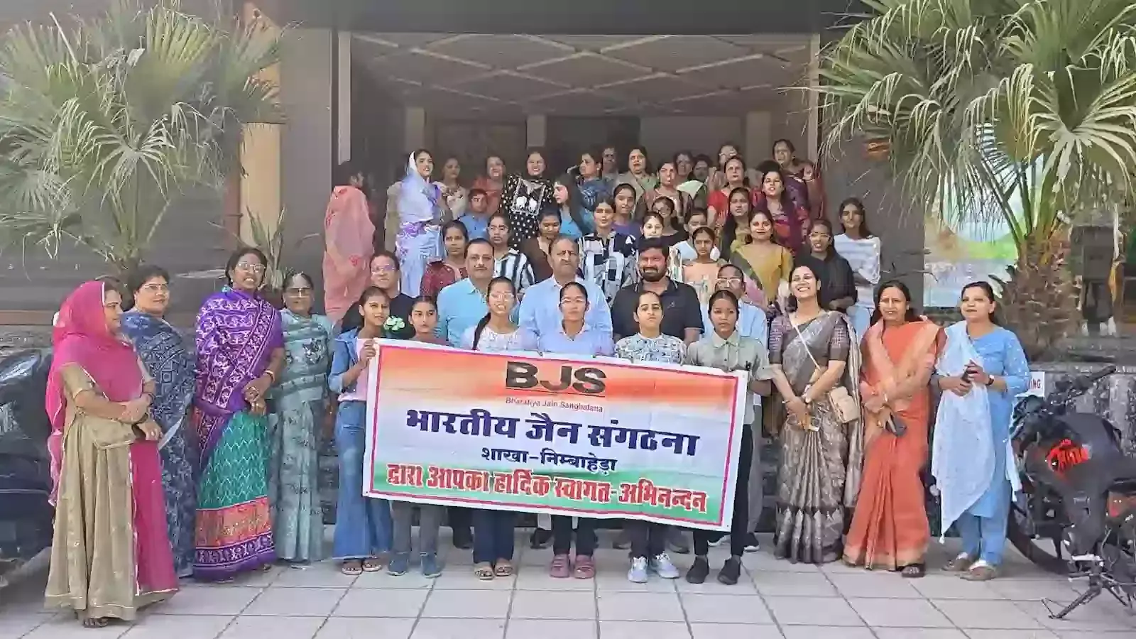 निंबाहेड़ा के क्रेजी मल्टीप्लेक्स में फिल्म स्क्रीनिंग के दौरान बैठी महिलाएं और अतिथि गण। निंबाहेड़ा के क्रेजी मल्टीप्लेक्स में फिल्म स्क्रीनिंग के दौरान बैठी महिलाएं और अतिथि गण।