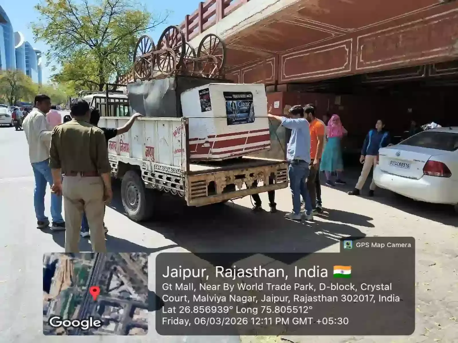 जयपुर नगर निगम की सतर्कता शाखा टीम गोपालपुरा टोंक रोड पर अस्थाई दुकानों से अतिक्रमण हटाती हुई। जयपुर नगर निगम की सतर्कता शाखा टीम गोपालपुरा टोंक रोड पर अस्थाई दुकानों से अतिक्रमण हटाती हुई।