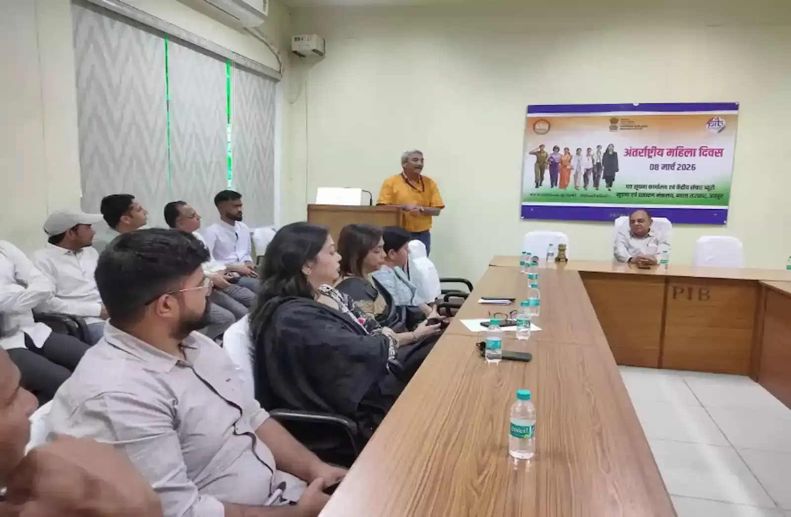 जयपुर में अंतरराष्ट्रीय महिला दिवस कार्यक्रम के दौरान संबोधन देते पीआईबी अधिकारी और उपस्थित कर्मचारी। जयपुर में अंतरराष्ट्रीय महिला दिवस कार्यक्रम के दौरान संबोधन देते पीआईबी अधिकारी और उपस्थित कर्मचारी।