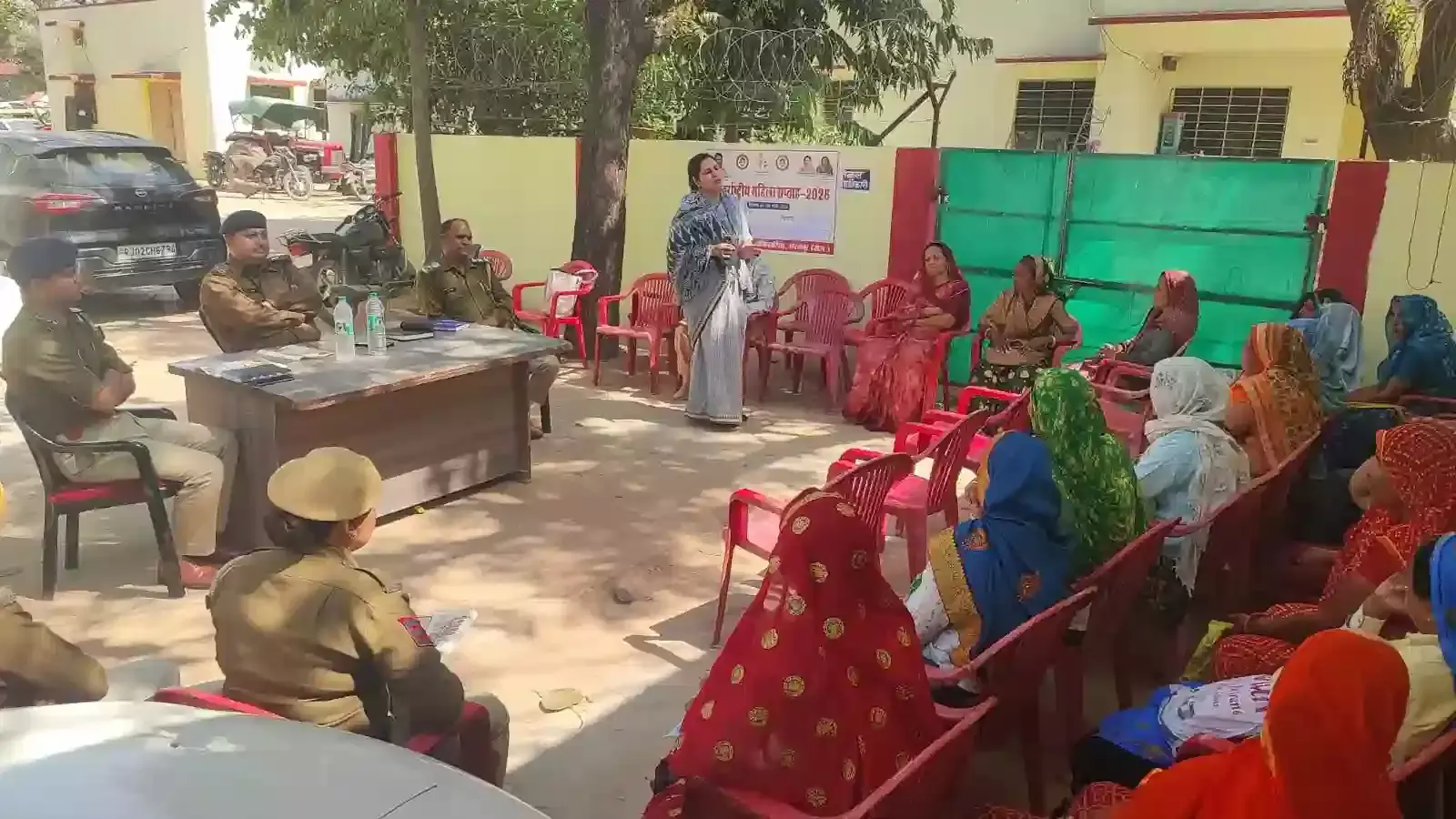 भुसावर थाना परिसर में अंतरराष्ट्रीय महिला सप्ताह के दौरान आत्मरक्षा का प्रशिक्षण लेतीं उपस्थित महिलाएं और पुलिस अधिकारी।