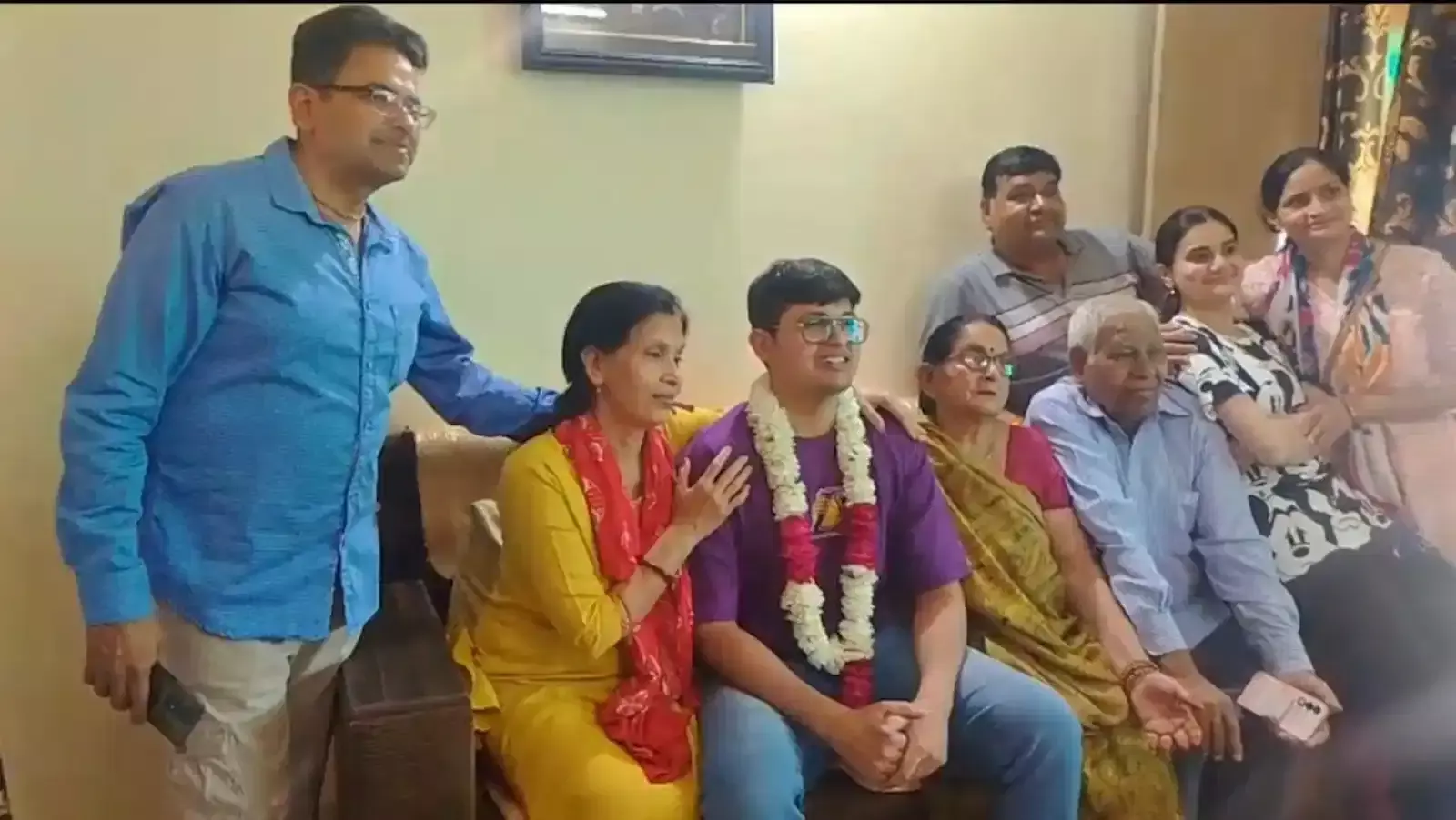 यूपीएससी 2025 टॉपर डॉ. अनुज अग्निहोत्री अपने माता-पिता के साथ चित्तौड़गढ़ स्थित आवास पर सफलता की खुशी मनाते हुए। यूपीएससी 2025 टॉपर डॉ. अनुज अग्निहोत्री अपने माता-पिता के साथ चित्तौड़गढ़ स्थित आवास पर सफलता की खुशी मनाते हुए।
