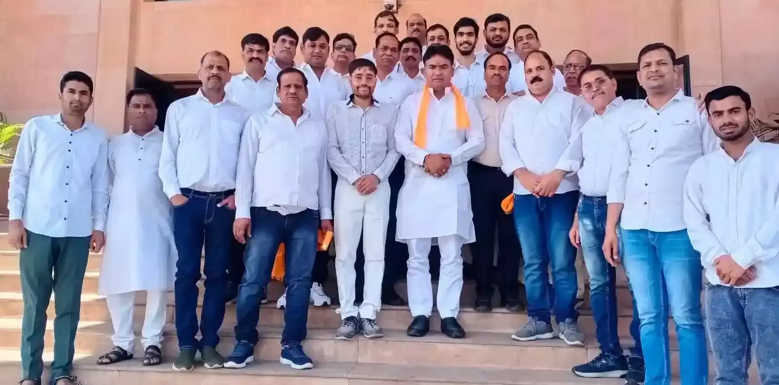 जयपुर विधानसभा भवन के बाहर विधायक चंद्रभान सिंह आक्या और चित्तौड़गढ़ जिला केमिस्ट एसोसिएशन के सदस्य भ्रमण के दौरान। जयपुर विधानसभा भवन के बाहर विधायक चंद्रभान सिंह आक्या और चित्तौड़गढ़ जिला केमिस्ट एसोसिएशन के सदस्य भ्रमण के दौरान।
