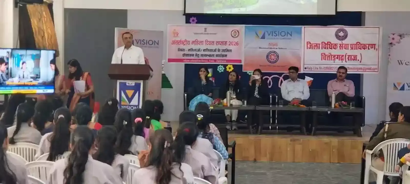 चित्तौड़गढ़ में विधिक जागरूकता शिविर के दौरान मंचासीन अतिथि और उपस्थित महिलाएं एवं बालिकाएं। चित्तौड़गढ़ में विधिक जागरूकता शिविर के दौरान मंचासीन अतिथि और उपस्थित महिलाएं एवं बालिकाएं।