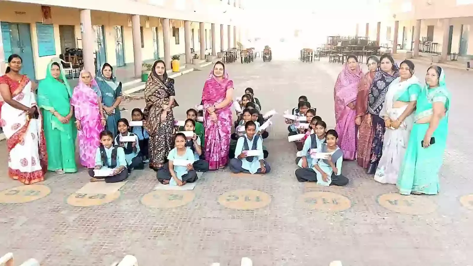 छोटीसादड़ी के राजकीय बालिका विद्यालय में स्वर्ण नगरी वीरा केंद्र द्वारा छात्राओं को सेनेटरी नैपकिन वितरित किए जा रहे हैं। छोटीसादड़ी के राजकीय बालिका विद्यालय में स्वर्ण नगरी वीरा केंद्र द्वारा छात्राओं को सेनेटरी नैपकिन वितरित किए जा रहे हैं।