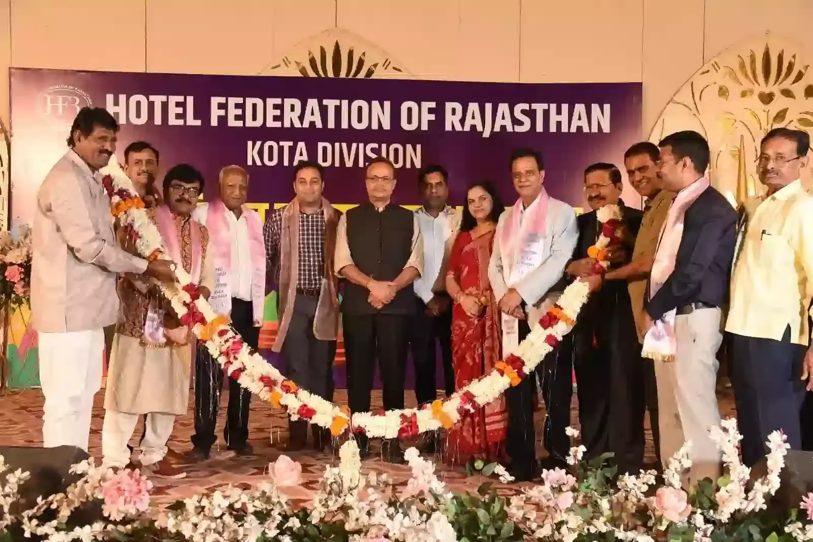 कोटा के माहेश्वरी रिसोर्ट में होटल फेडरेशन कार्यक्रम के दौरान मंचासीन अतिथि और उपस्थित जनसमूह। कोटा के माहेश्वरी रिसोर्ट में होटल फेडरेशन कार्यक्रम के दौरान मंचासीन अतिथि और उपस्थित जनसमूह।