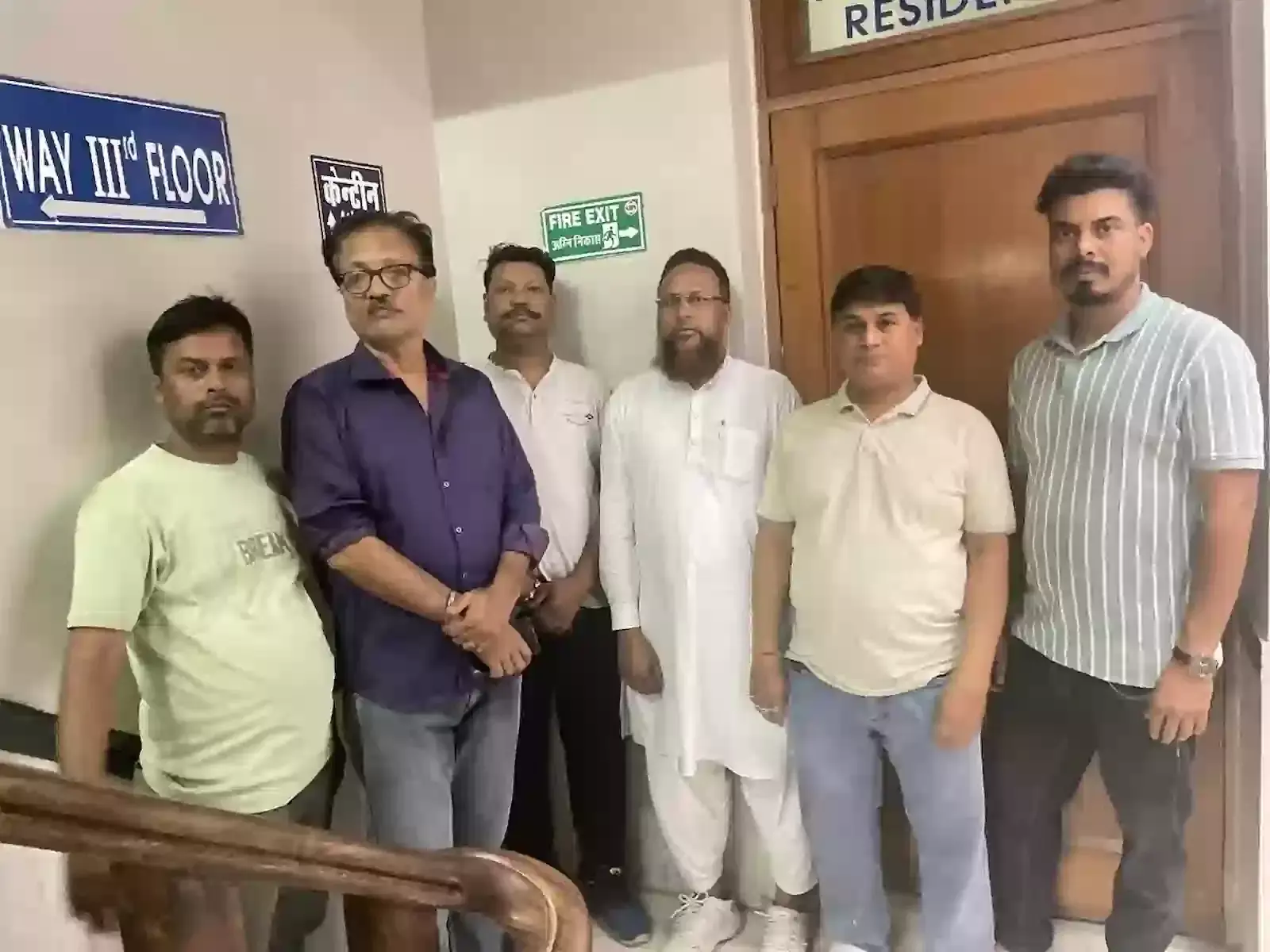 कोटा के अस्पताल में बंगाली स्वर्ण कला समिति के सदस्य पीड़ित व्यक्ति को आर्थिक सहायता राशि का लिफाफा सौंपते हुए। कोटा के अस्पताल में बंगाली स्वर्ण कला समिति के सदस्य पीड़ित व्यक्ति को आर्थिक सहायता राशि का लिफाफा सौंपते हुए।