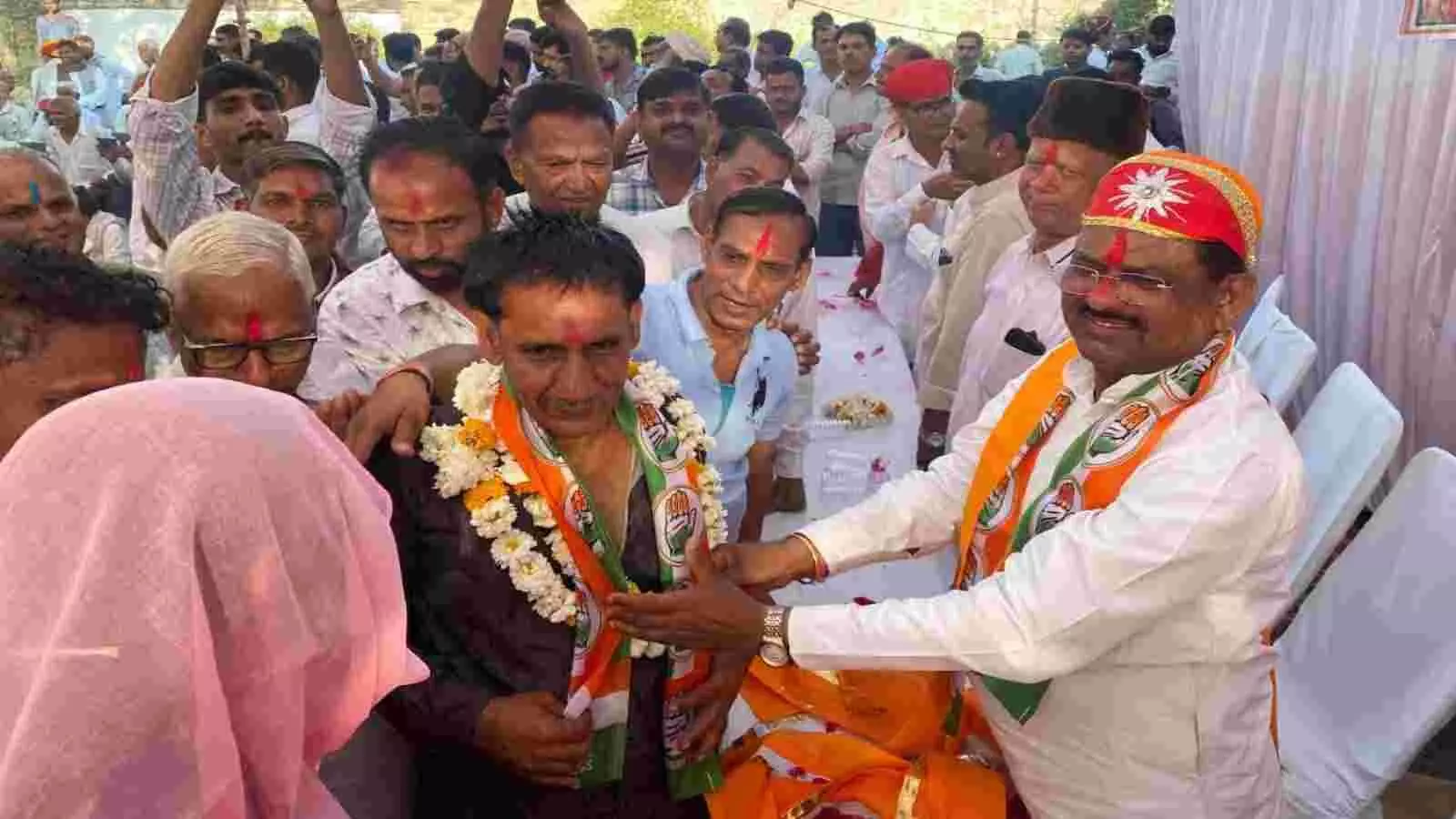खेरोदा उदयपुर में कांग्रेस होली स्नेह मिलन कार्यक्रम में नेता और कार्यकर्ता मंच पर मौजूद खेरोदा उदयपुर में कांग्रेस होली स्नेह मिलन कार्यक्रम में नेता और कार्यकर्ता मंच पर मौजूद