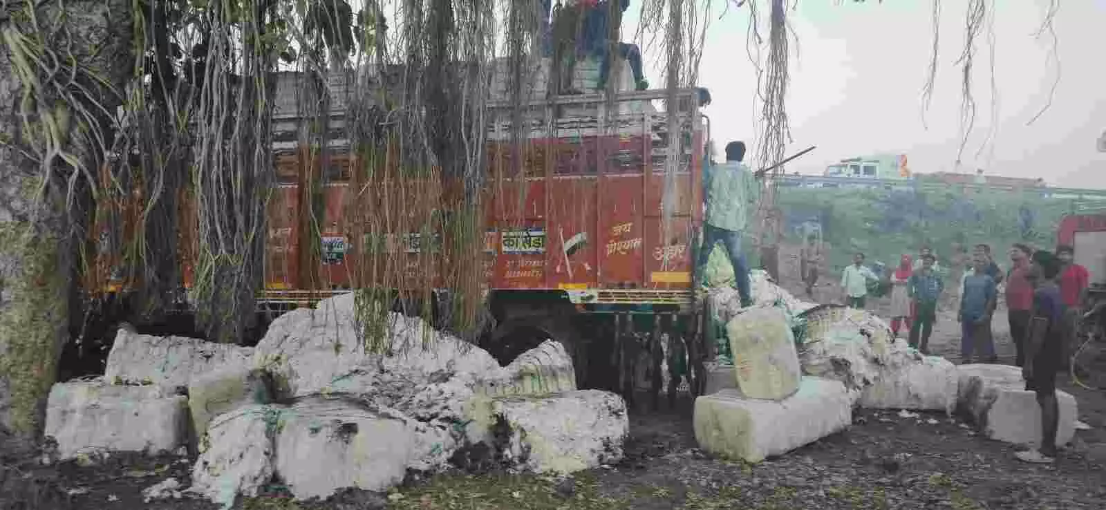 भीलवाड़ा के भदाली खेड़ा में कोठारी नदी किनारे कॉटन से लदी ट्रक में आग लगी घटना स्थल दृश्य भीलवाड़ा के भदाली खेड़ा में कोठारी नदी किनारे कॉटन से लदी ट्रक में आग लगी घटना स्थल दृश्य