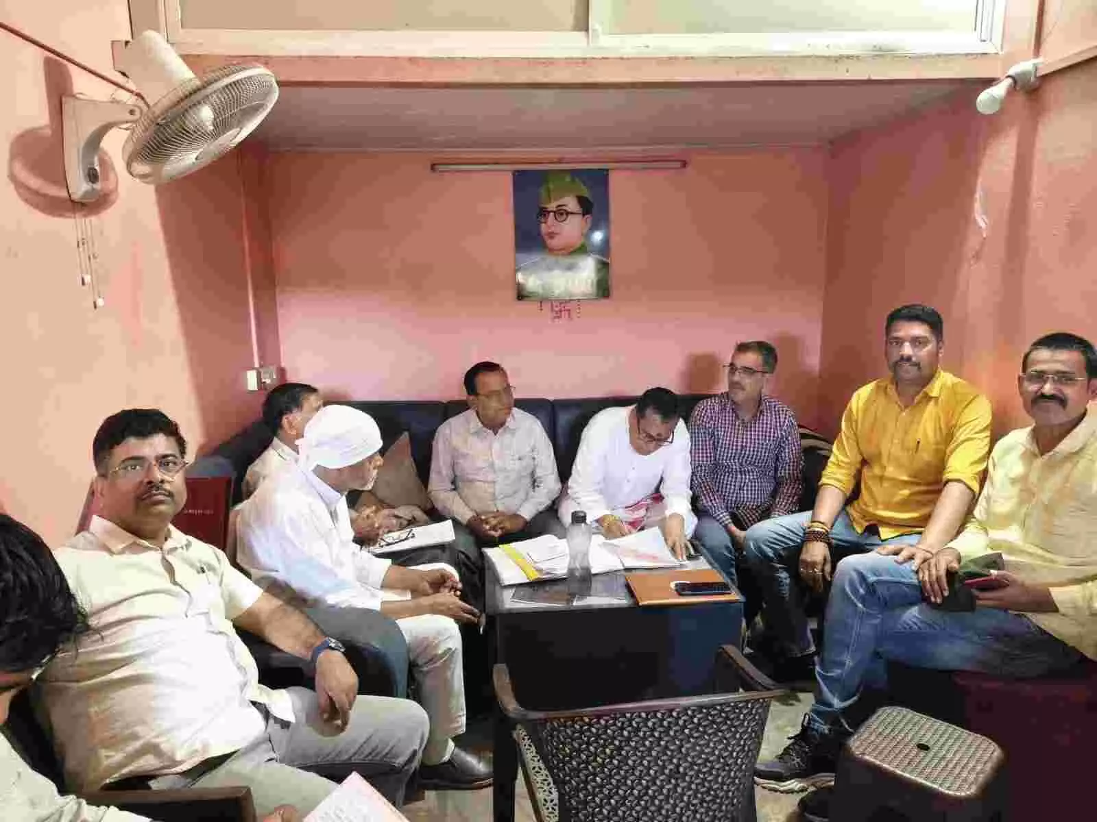प्रतापगढ़ में भगवान परशुराम जन्मोत्सव समिति की बैठक में उपस्थित सदस्य आयोजन की तैयारी पर चर्चा करते हुए दिखाई दे रहे हैं। प्रतापगढ़ में भगवान परशुराम जन्मोत्सव समिति की बैठक में उपस्थित सदस्य आयोजन की तैयारी पर चर्चा करते हुए दिखाई दे रहे हैं।