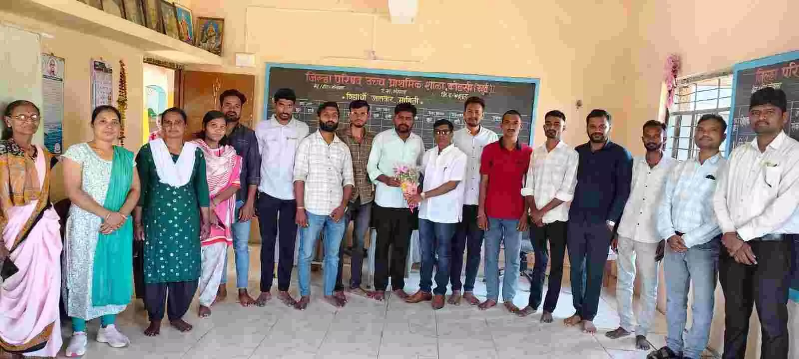 कोरपना तालुका की जि.प. उच्च प्राथमिक शाळा कोडशी(खु) में बैठक के दौरान माजी विद्यार्थी संघ गठन प्रक्रिया।