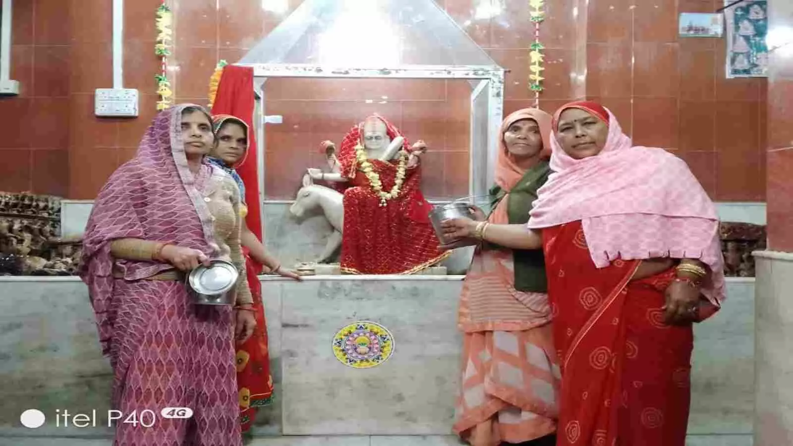 भुसावर के प्राचीन शीतला माता मंदिर परिसर में श्रद्धालु वासौडा पर्व के शीतला पूजन की तैयारी करते हुए दिखाई दे रहे हैं।