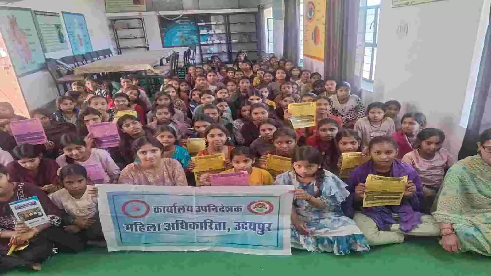 खेरोदा के राजकीय बालिका विद्यालय में ग्राम साथिन छात्राओं को आत्मरक्षा प्रशिक्षण देते हुए कार्यक्रम के दौरान खेरोदा के राजकीय बालिका विद्यालय में ग्राम साथिन छात्राओं को आत्मरक्षा प्रशिक्षण देते हुए कार्यक्रम के दौरान