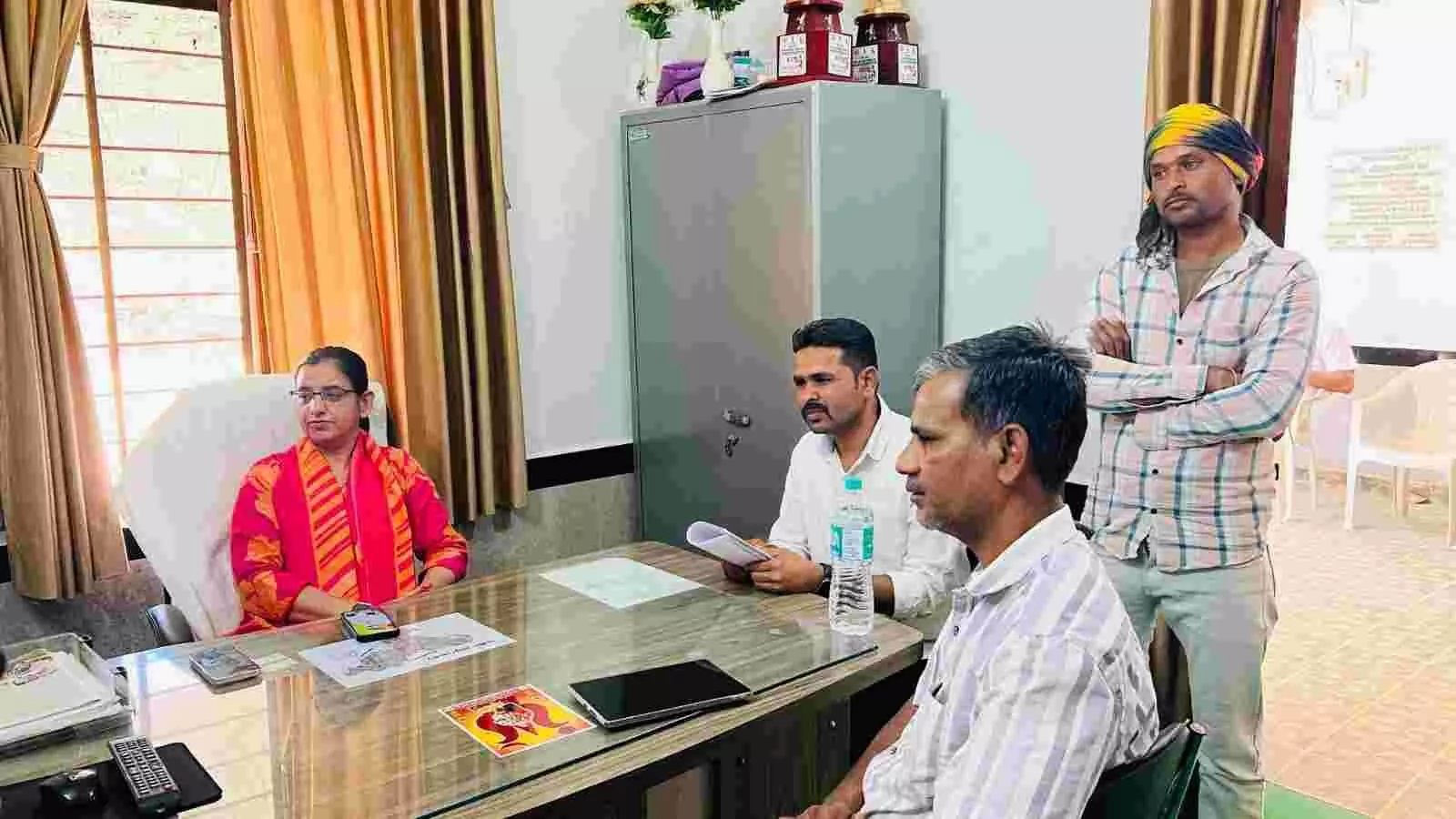 देवली कला ग्राम पंचायत में रायपुर एसडीएम सुमित्रा बिश्नोई शिकायतों की समीक्षा बैठक के दौरान। देवली कला ग्राम पंचायत में रायपुर एसडीएम सुमित्रा बिश्नोई शिकायतों की समीक्षा बैठक के दौरान।
