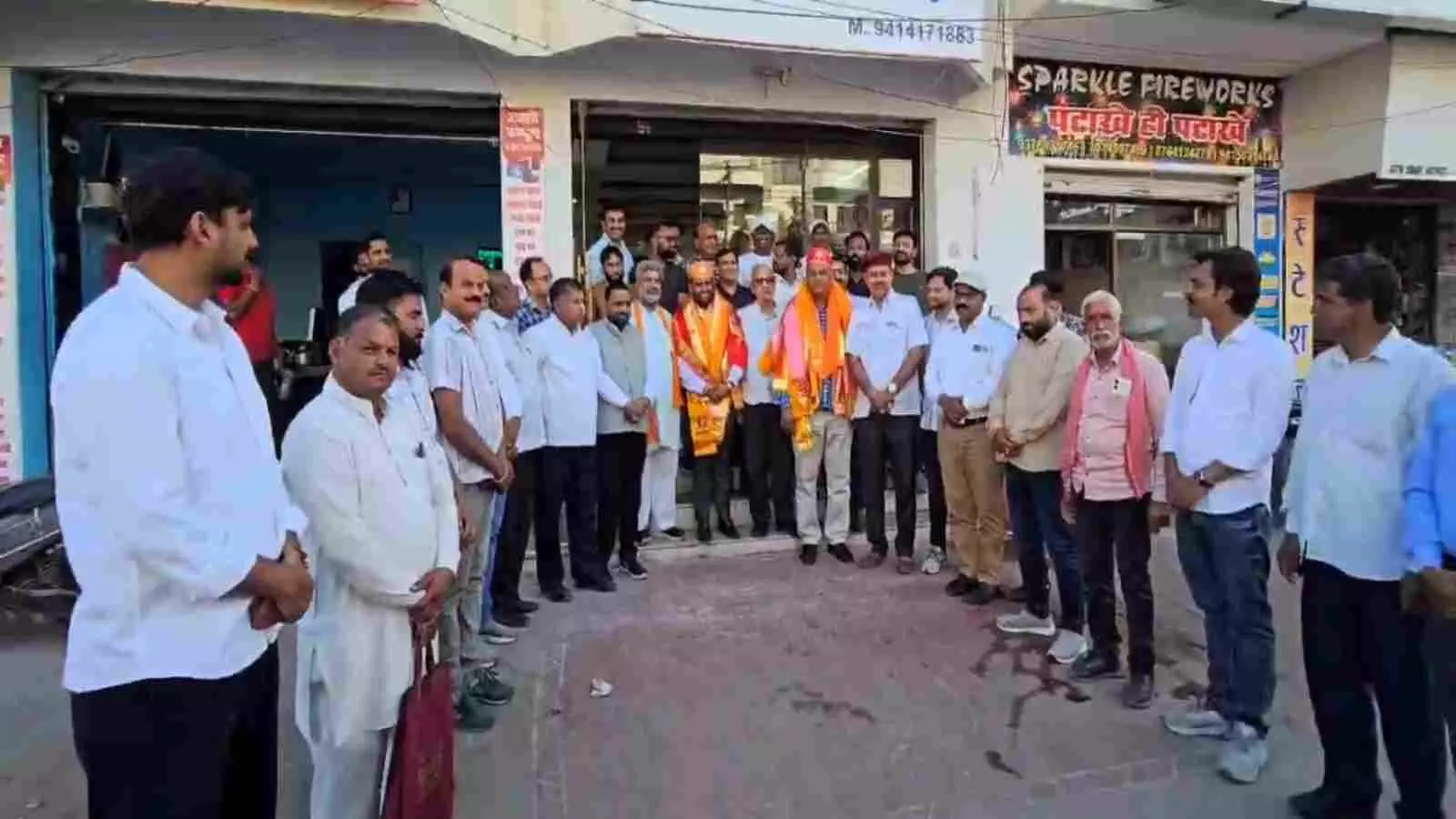 भाजपा कार्यकर्ताओं ने मदन सिंह चौहान को राजसमंद में स्वागत किया राज्य समिति संदर्भ में।