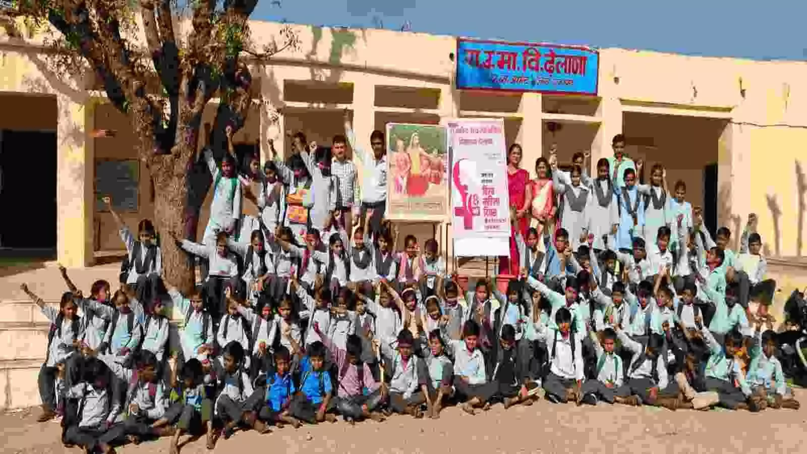 ढेलाणा के राजकीय उच्च माध्यमिक विद्यालय में शिक्षक और विद्यार्थी अंतर्राष्ट्रीय महिला दिवस और पन्नाधाय जयंती कार्यक्रम में शामिल हैं