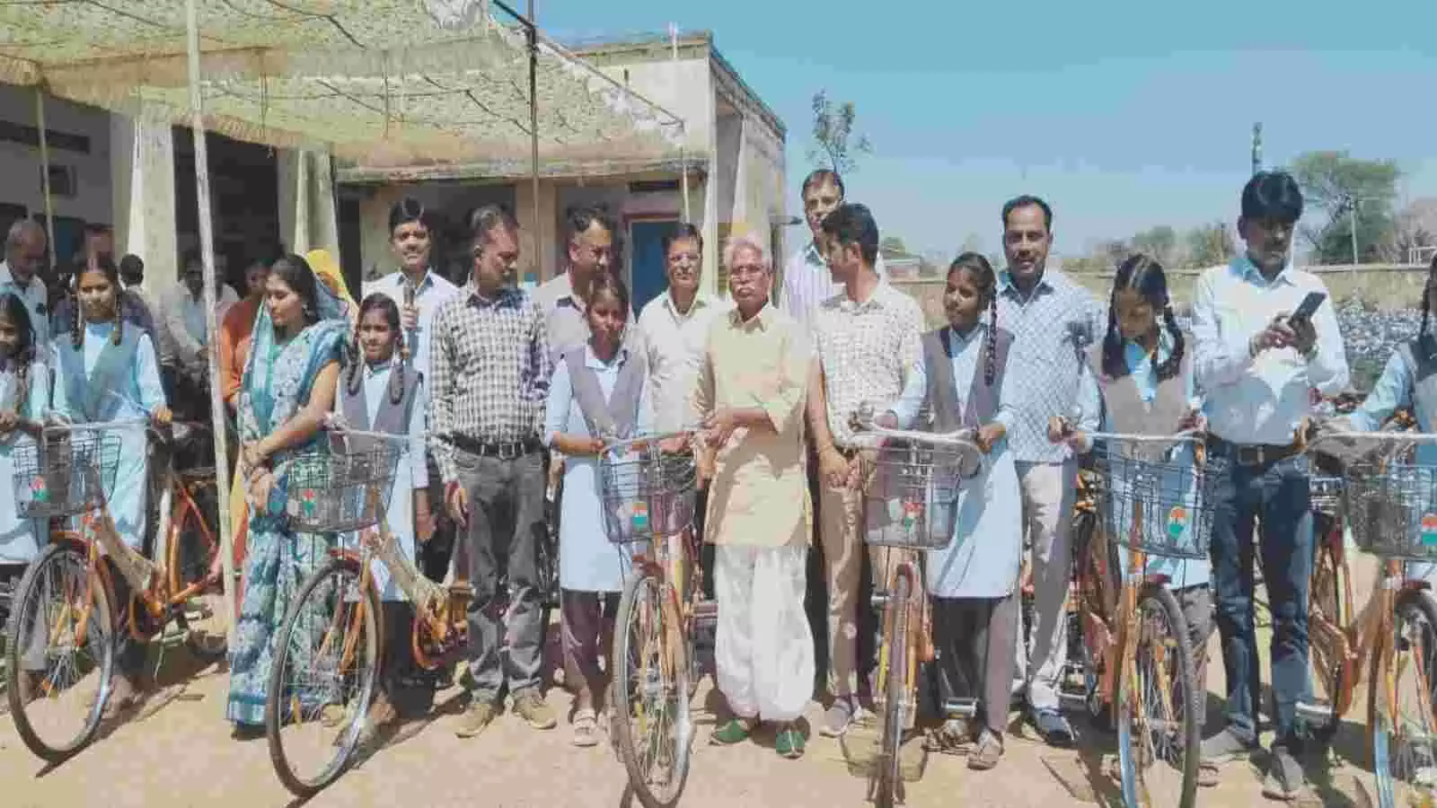 झाड़ोल में 977 बालिकाओं को निशुल्क साइकिल वितरण झाड़ोल में 977 बालिकाओं को निशुल्क साइकिल वितरण