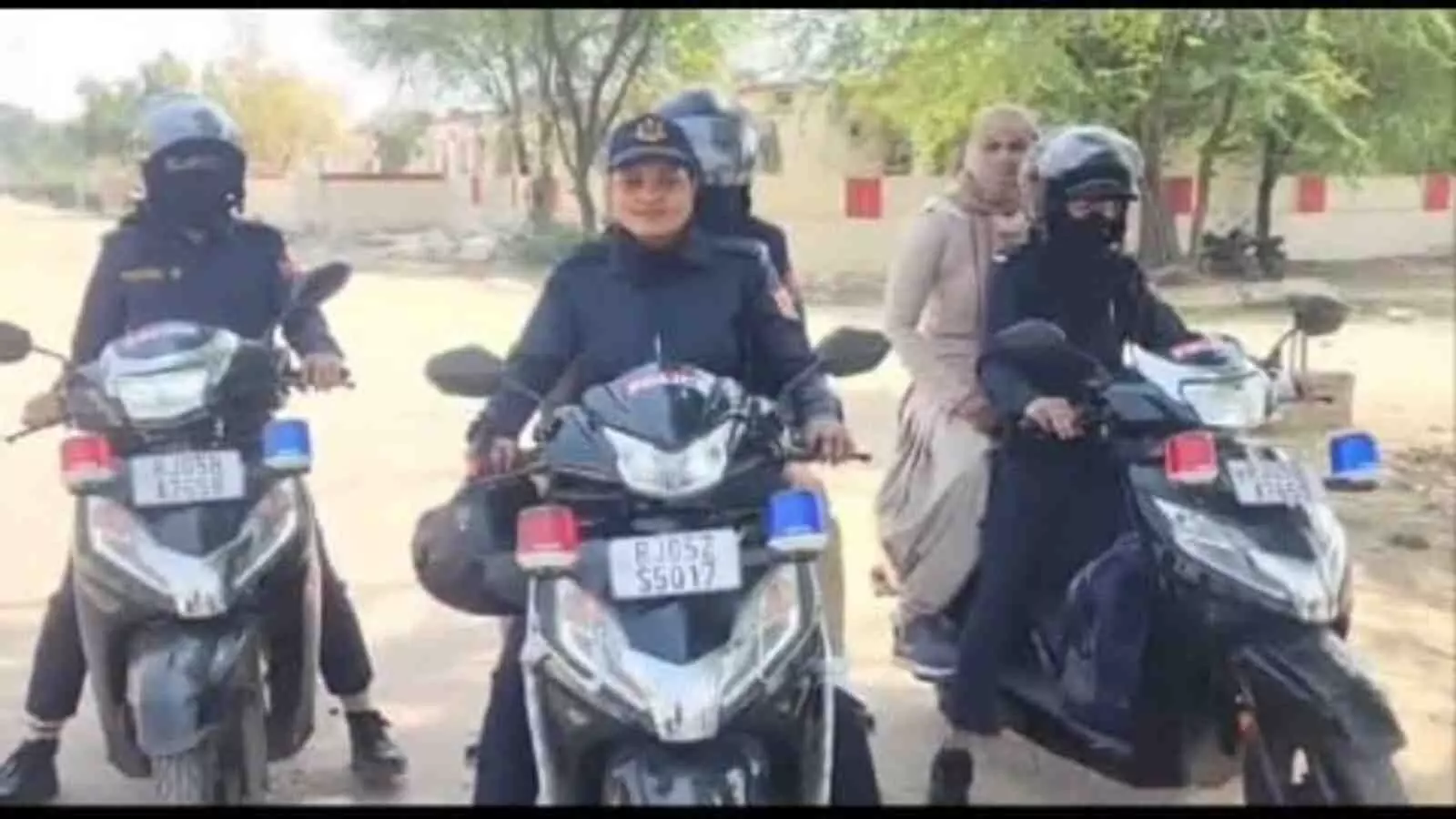 डीग रेलवे स्टेशन पर महिलाओं की सुरक्षा के लिए कालका टीम सतर्क डीग रेलवे स्टेशन पर महिलाओं की सुरक्षा के लिए कालका टीम सतर्क
