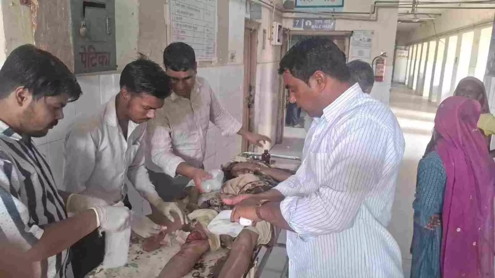 डीग मेला मैदान में शराबी वाहन चालक से महिला घायल डीग मेला मैदान में शराबी वाहन चालक से महिला घायल