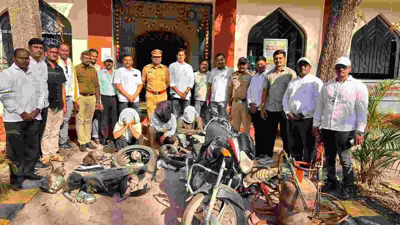 गांधी चौक पुलिस ने मोटरसाइकिल चोरी गिरोह पकड़ा, ४ आरोपी गिरफ्तार गांधी चौक पुलिस ने मोटरसाइकिल चोरी गिरोह पकड़ा, ४ आरोपी गिरफ्तार