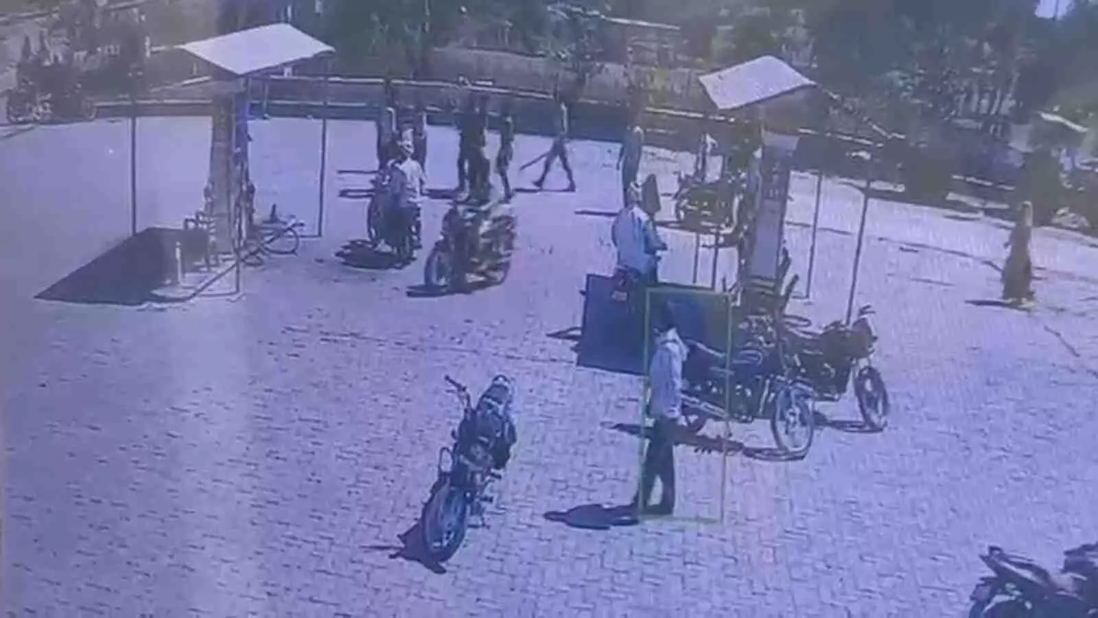 लसाड़िया में पेट्रोल पम्प पर लूट और कर्मचारियों से मारपीट लसाड़िया में पेट्रोल पम्प पर लूट और कर्मचारियों से मारपीट