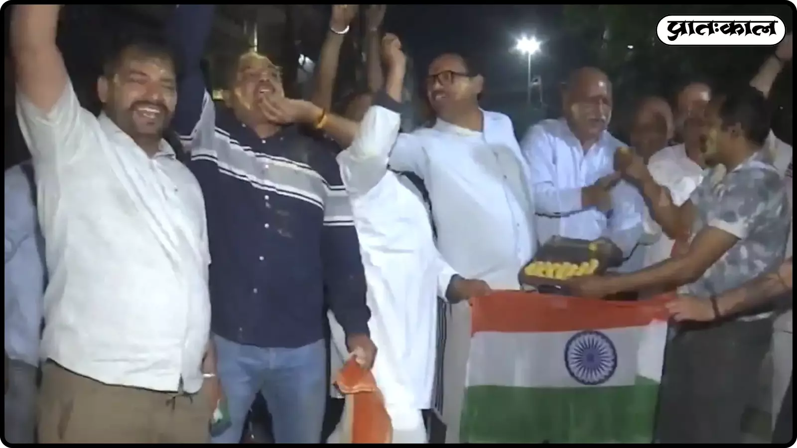 झारखंड के रांची में लोग एक-दूसरे को मिठाई खिलाते हुए जश्न मन रहे हैं झारखंड के रांची में लोग एक-दूसरे को मिठाई खिलाते हुए जश्न मन रहे हैं