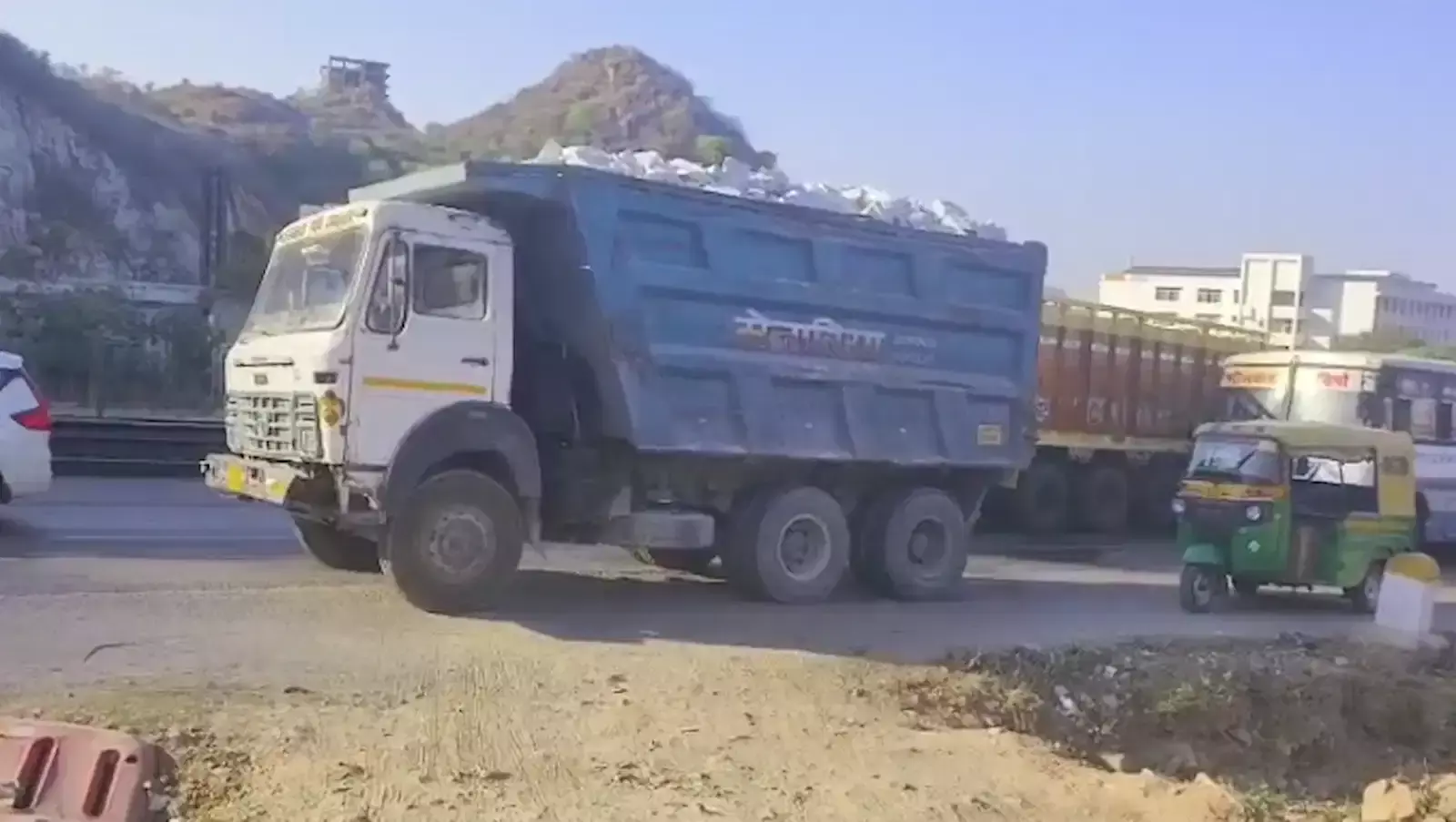 राजसमंद में समाजसेवी एल.ए. आमेटा सड़क पर ट्रक चालक से ओवरलोड वाहन न चलाने का आग्रह करते हुए।