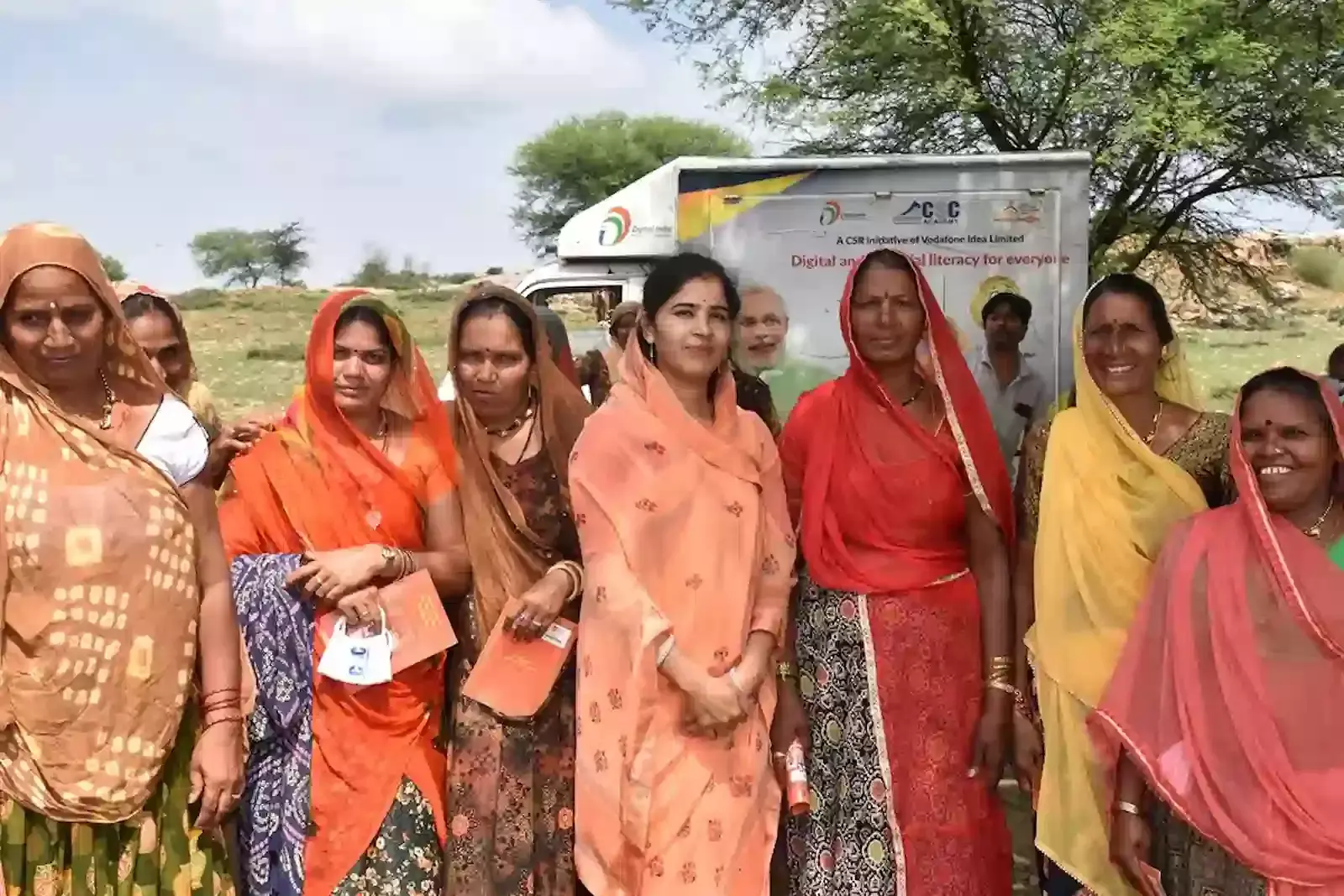 राजसमंद में महिलाओं को सेनेटरी पैड और पीरियड पाठशाला के माध्यम से जागरूक करती भावना पालीवाल।