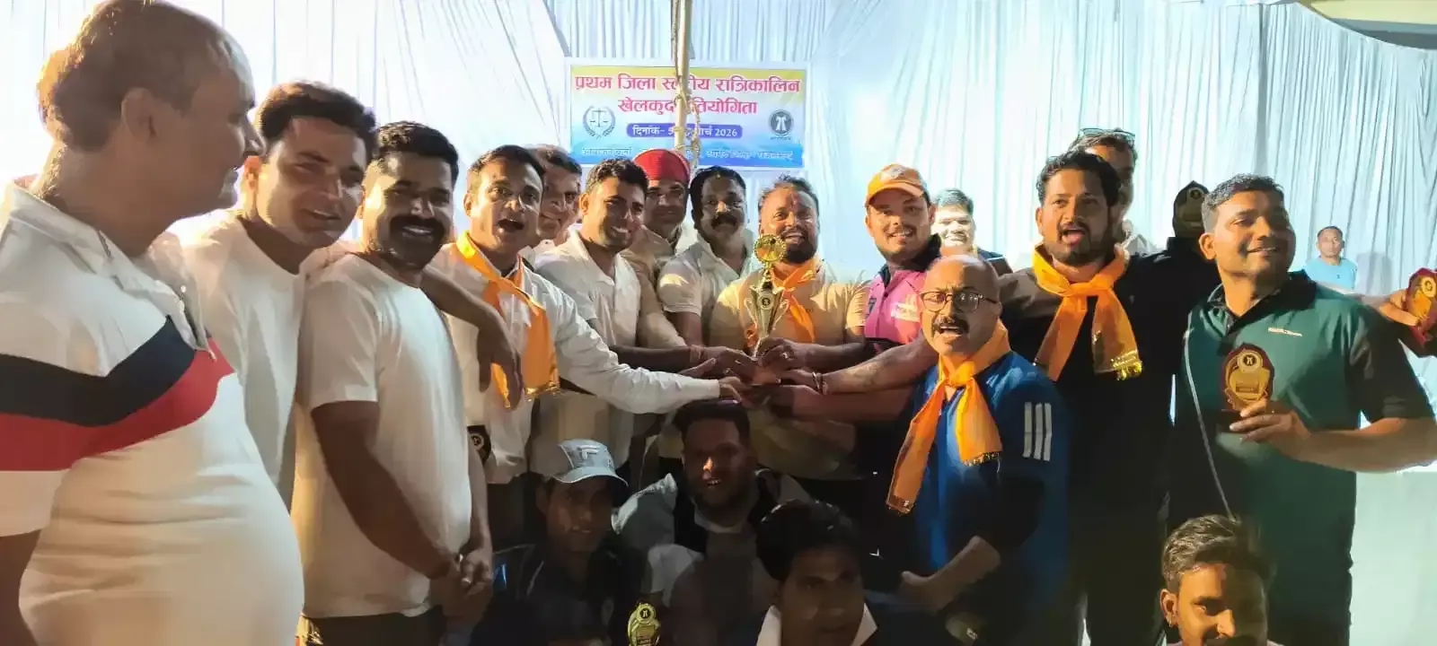 आमेट के खेल स्टेडियम में बार एसोसिएशन खेलकूद प्रतियोगिता के समापन पर ट्रॉफी के साथ विजेता अधिवक्ता खिलाड़ी और अतिथि।