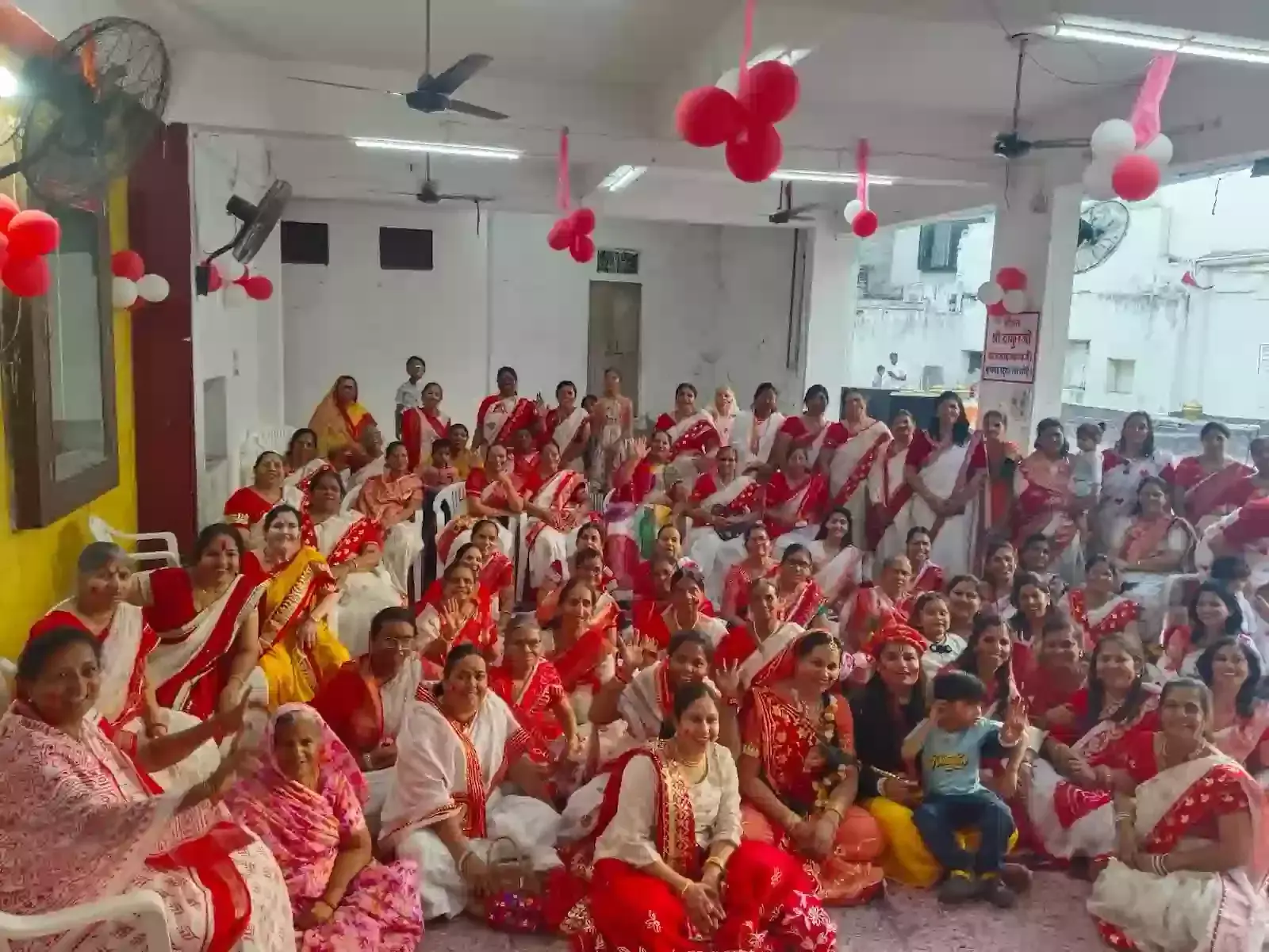 माहेश्वरी नोहरे सलूंबर में होली मिलन समारोह के दौरान फूलों की होली खेलतीं माहेश्वरी महिला संगठन की सदस्य। माहेश्वरी नोहरे सलूंबर में होली मिलन समारोह के दौरान फूलों की होली खेलतीं माहेश्वरी महिला संगठन की सदस्य।