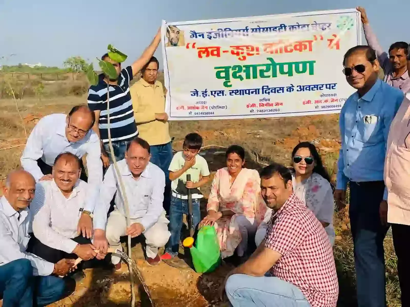 लव-कुश वाटिका कोटा में जैन इंजीनियर सोसाइटी के सदस्य छायादार और फलदार पौधों का रोपण कर रहे हैं। लव-कुश वाटिका कोटा में जैन इंजीनियर सोसाइटी के सदस्य छायादार और फलदार पौधों का रोपण कर रहे हैं।