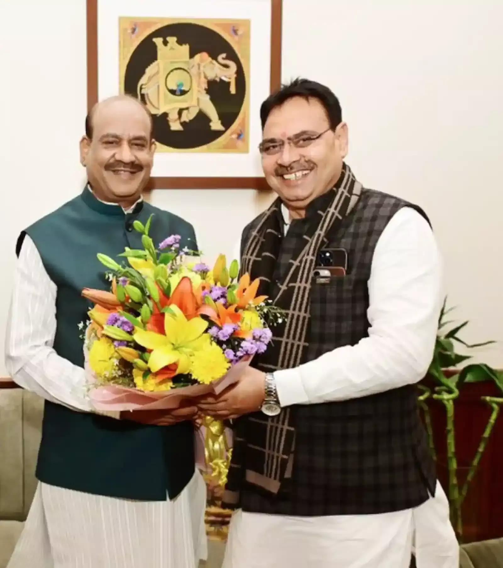 कोटा ग्रीनफील्ड एयरपोर्ट शिलान्यास समारोह में अतिथियों का स्वागत करते अशोक माहेश्वरी और अनिल मुन्दडा।